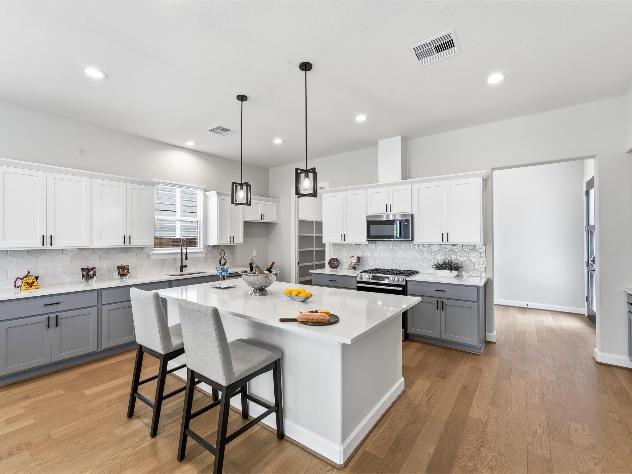 Kitchen with large island