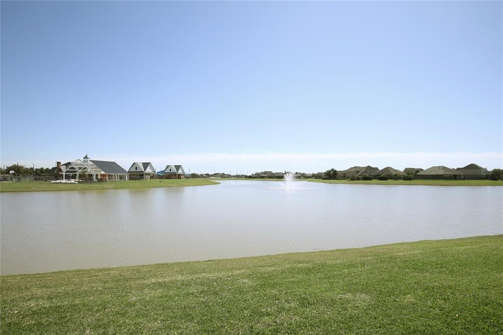 Neighborhood waterview in walking distance