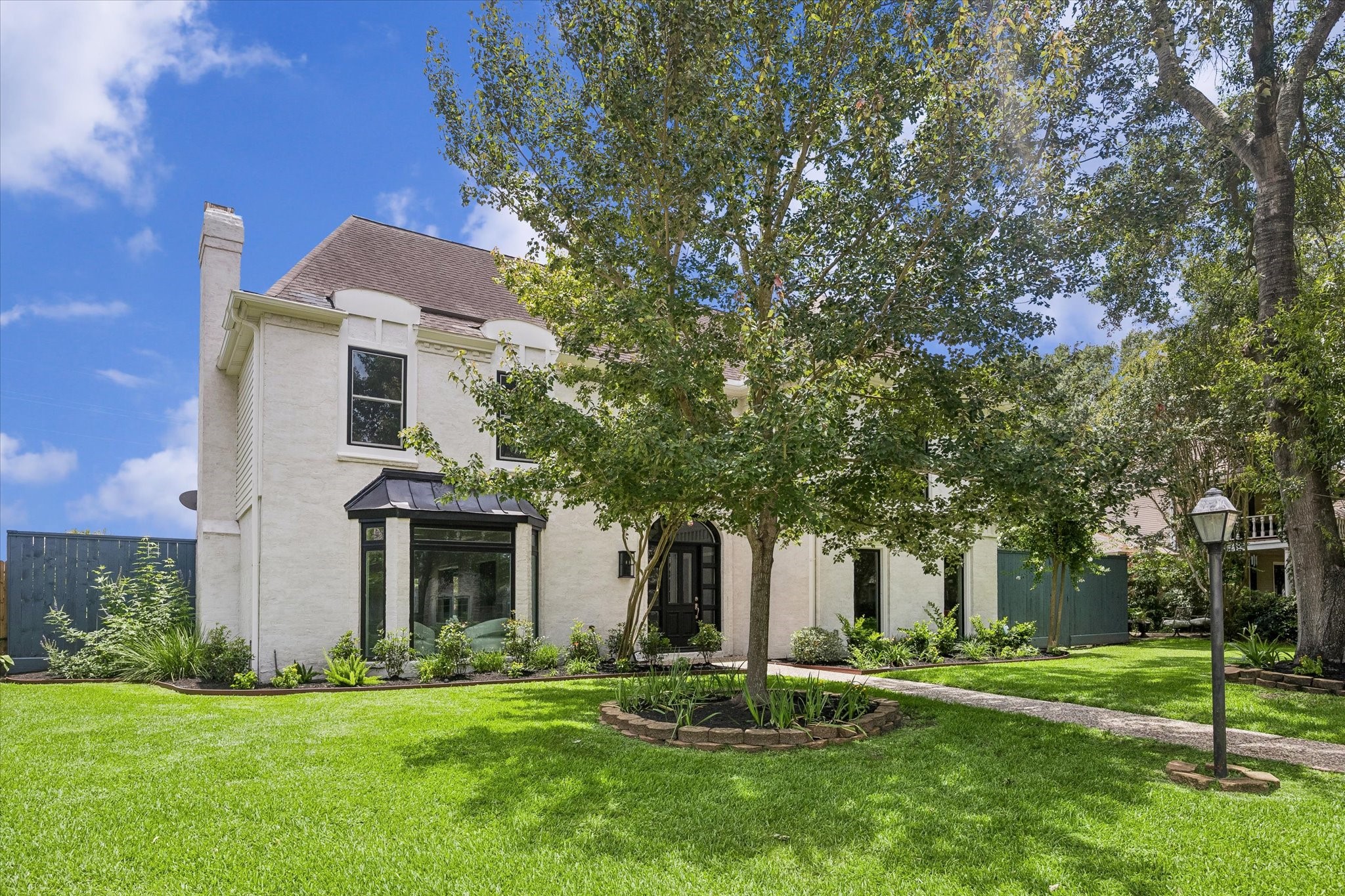 Sitting on an oversized lot in a culdesac!
