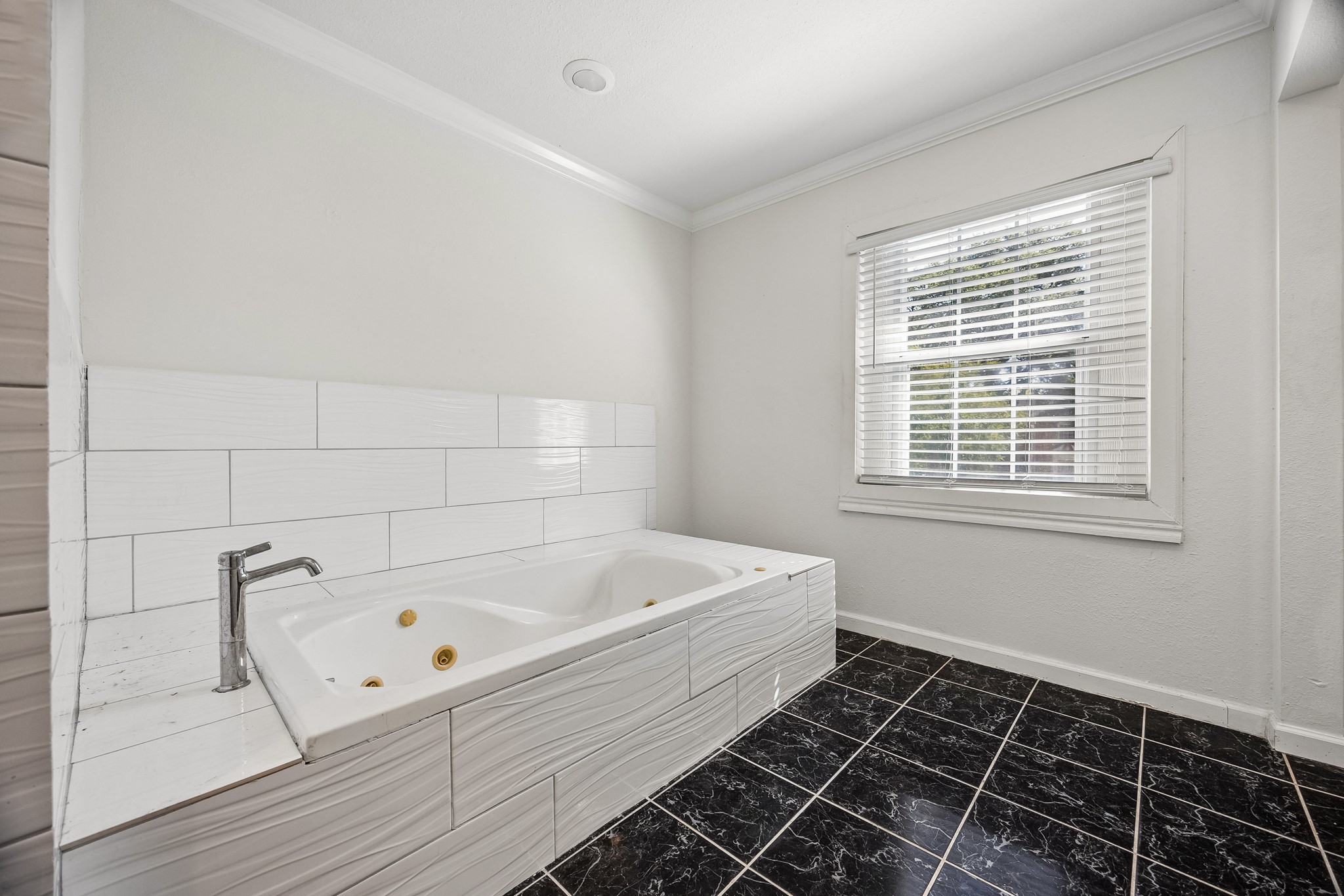 Jetted tub