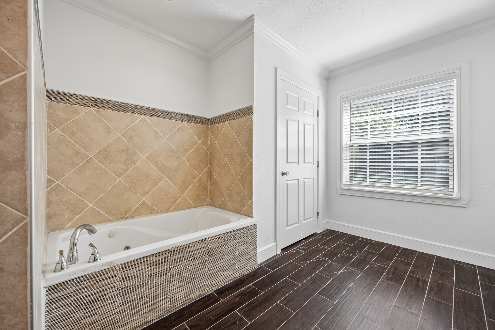Bath tub