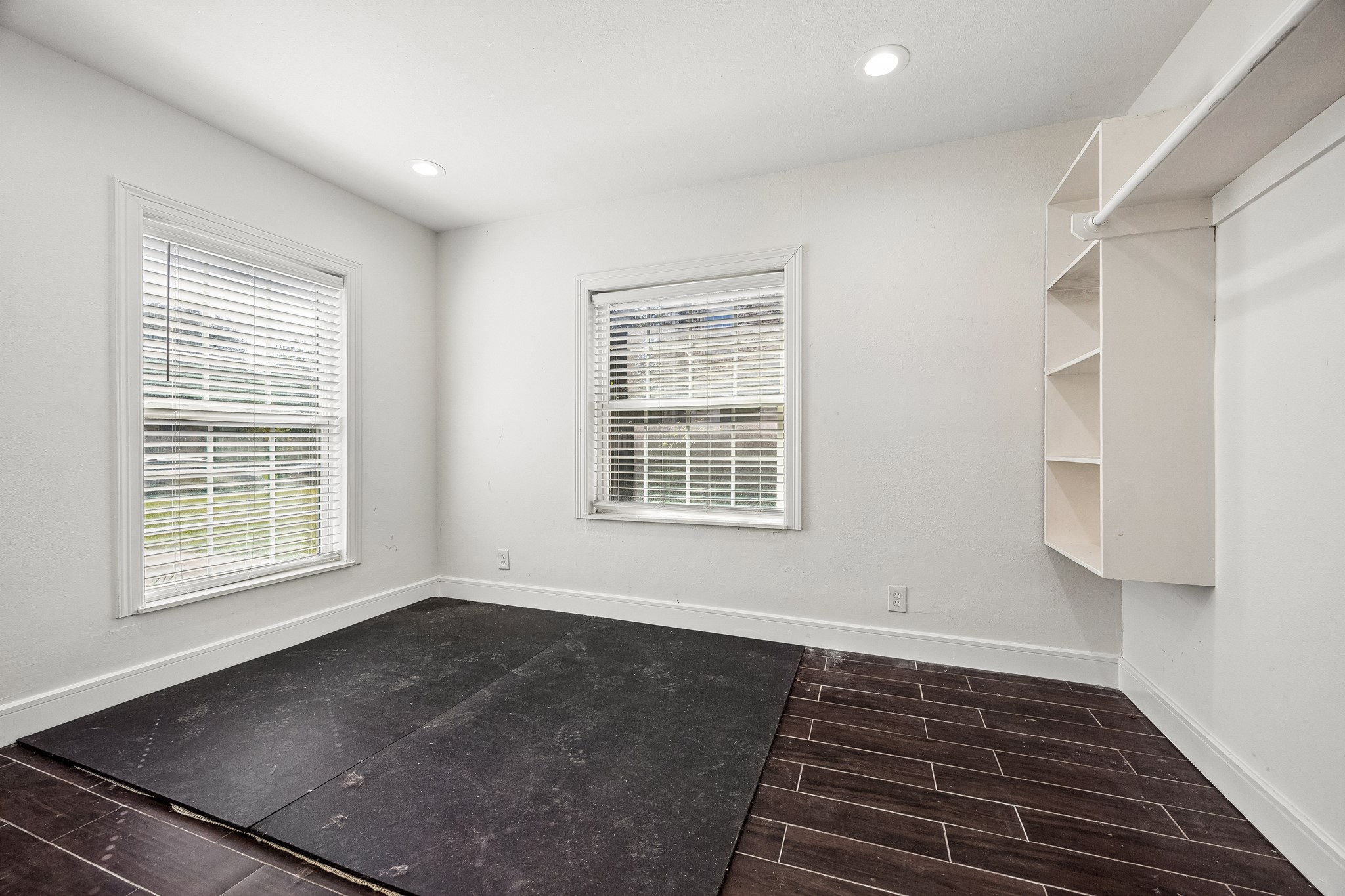 Extra room on the first floor with built-ins.