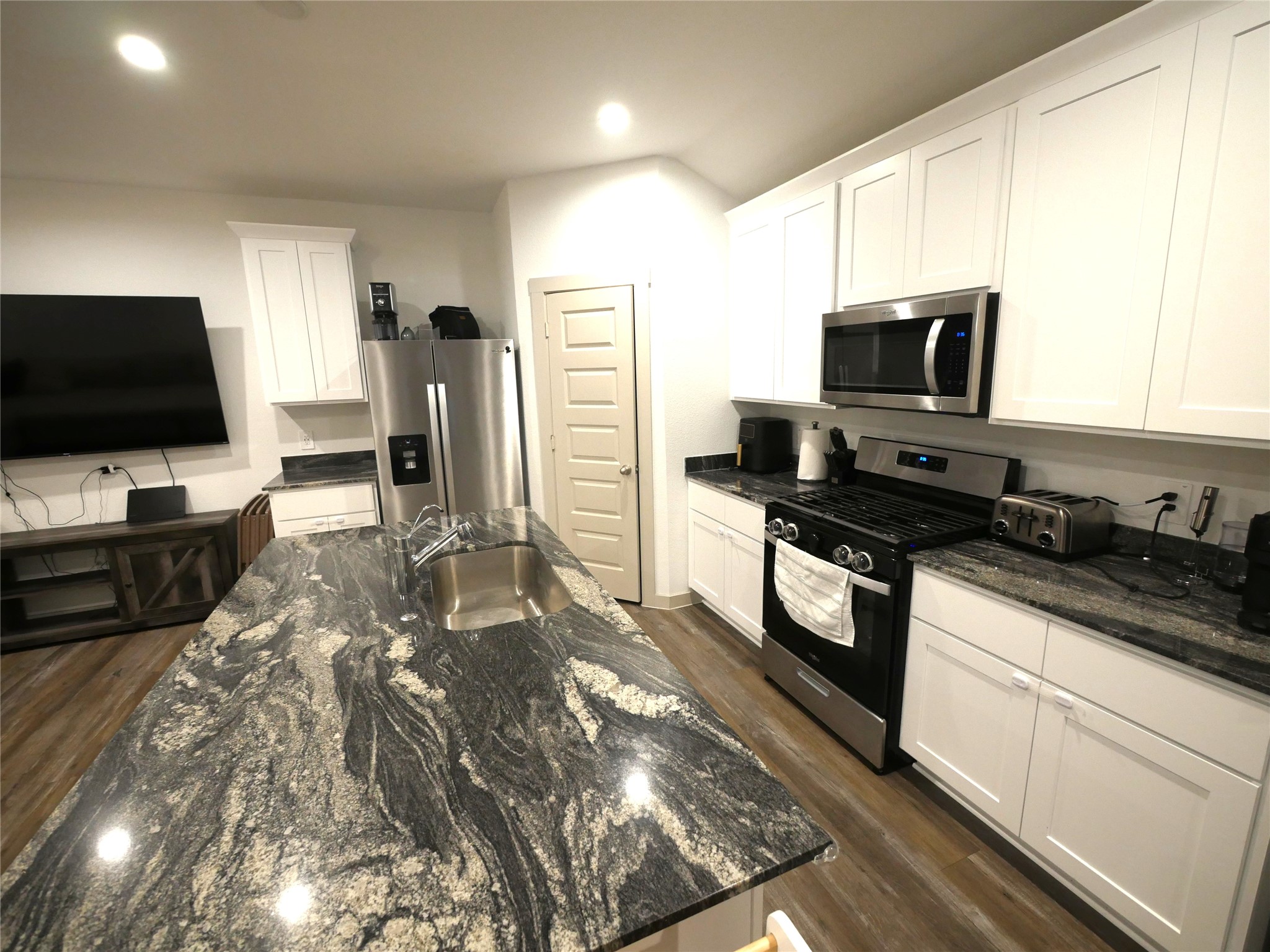 1044 Marina Bay Drive, Alvin, TX 77511 1044 Marina Bay Drive, Alvin, TX 77511