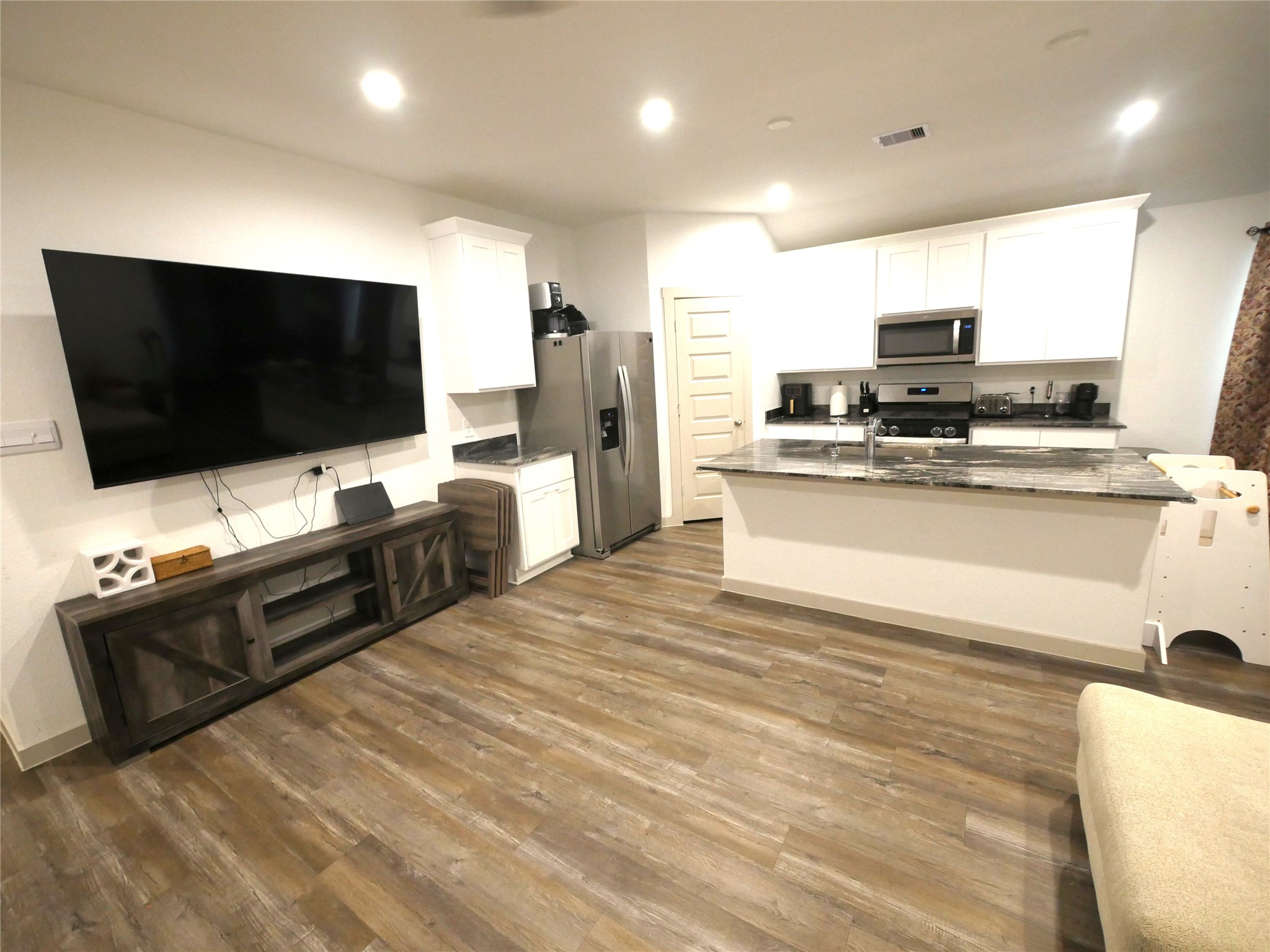 1044 Marina Bay Drive, Alvin, TX 77511 1044 Marina Bay Drive, Alvin, TX 77511