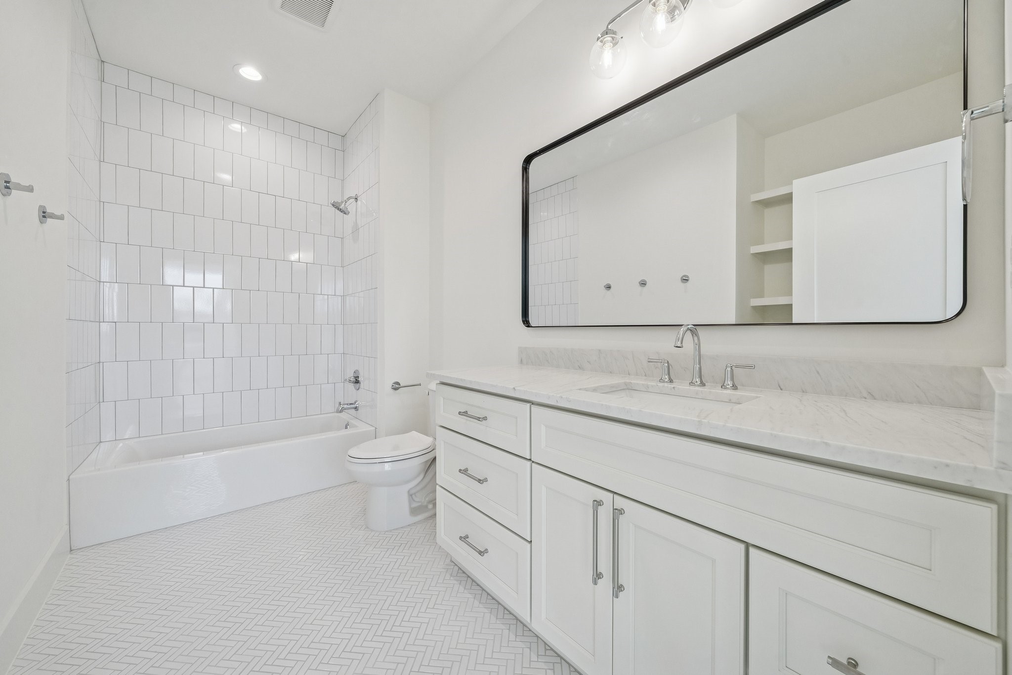 The ensuite bathroom with the upstairs front secondary bedroom.