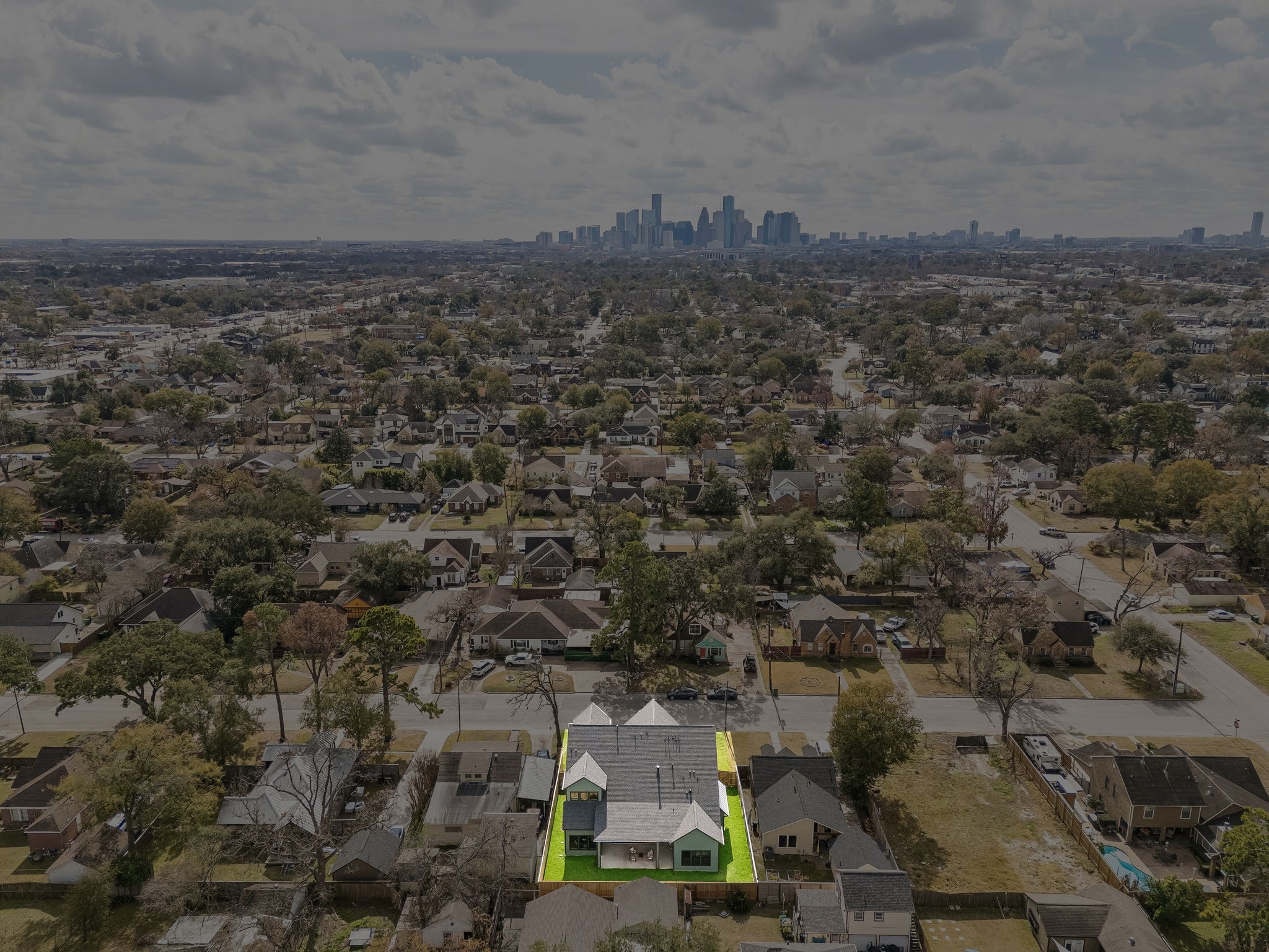 Lindale Park is a hidden gem of a neighborhood inside the loop with easy access to downtown. Just 1 block from the lite rail.