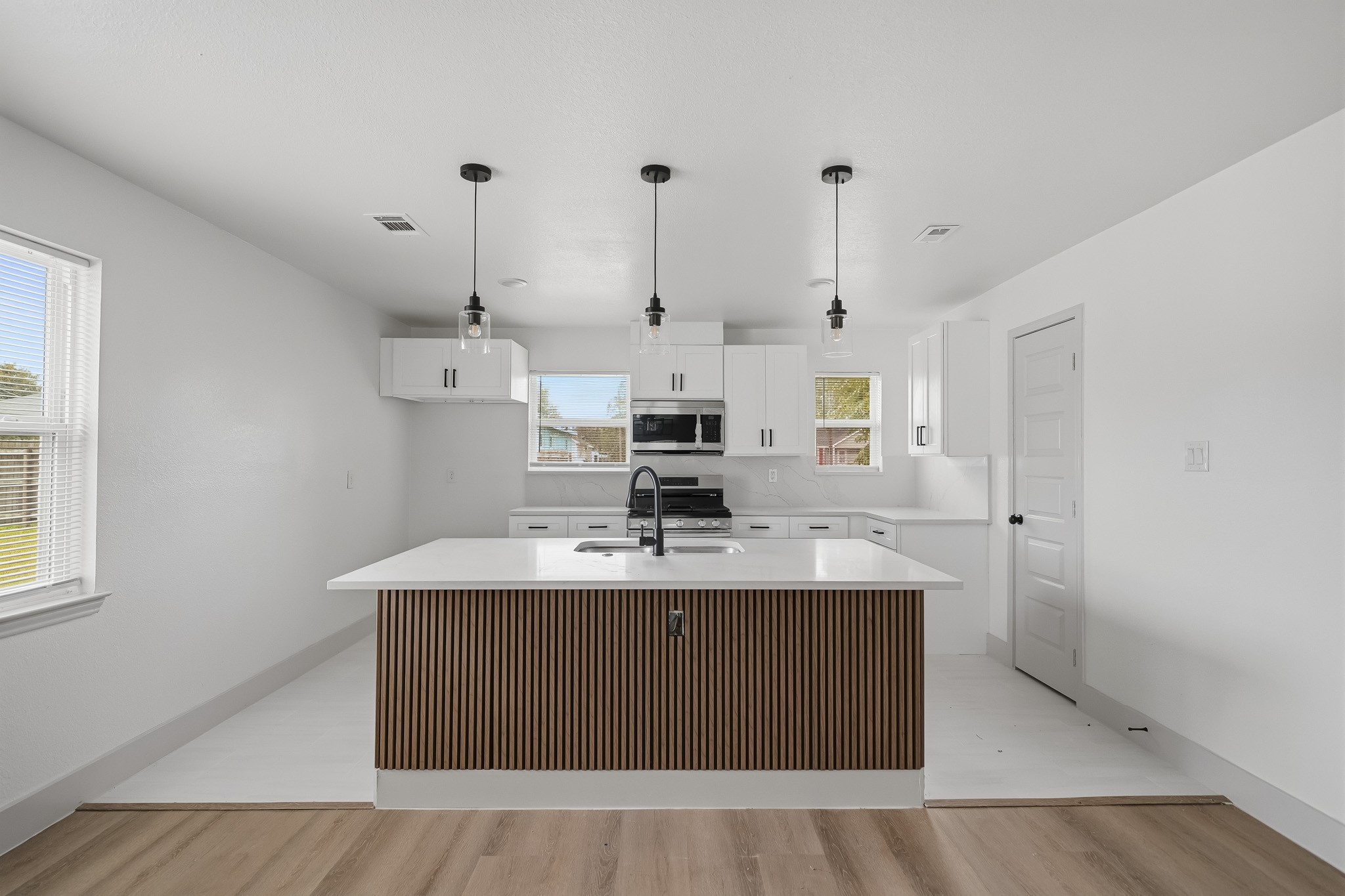 Functional kitchen with plenty of space to cook. Functional kitchen with plenty of space to cook.