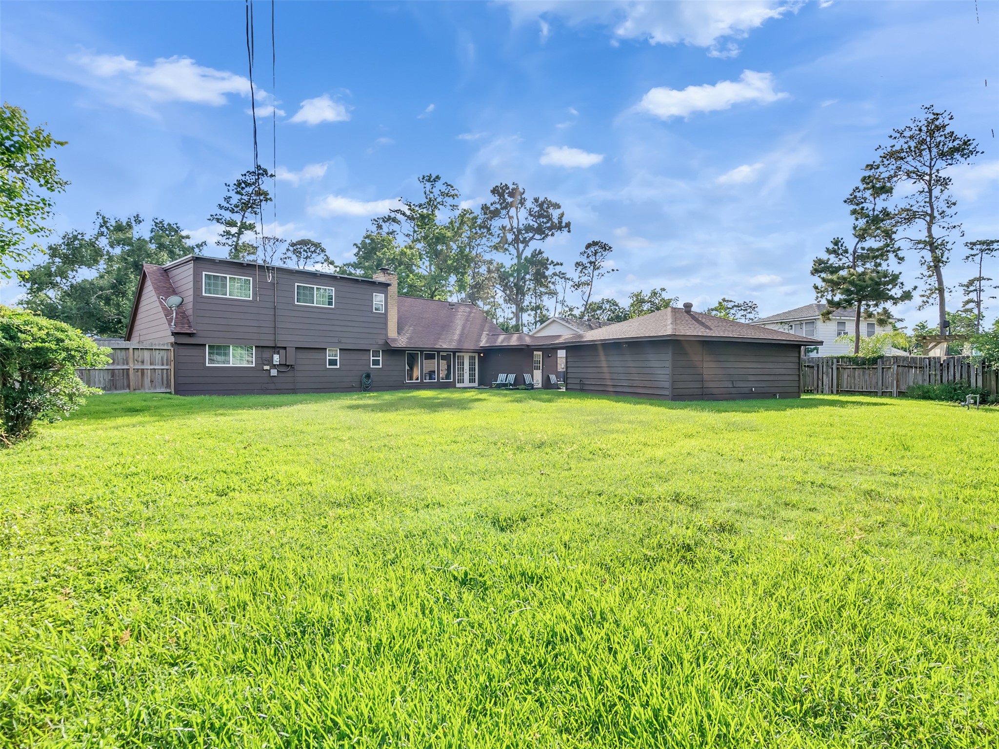 Whether hosting weekend barbecues, adding a pool, or simply unwinding under the open sky, this large backyard creates the perfect setting for making lasting memories.