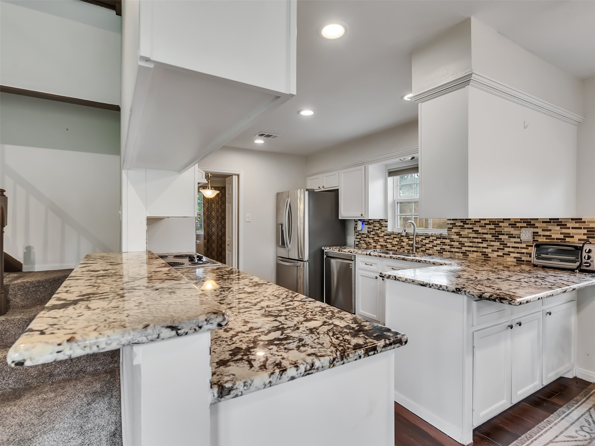 A perfect blend of style and functionality for everyday living and entertaining. Stainless appiances and pull out drawers in the cabinets makes this kitchen a real winner.