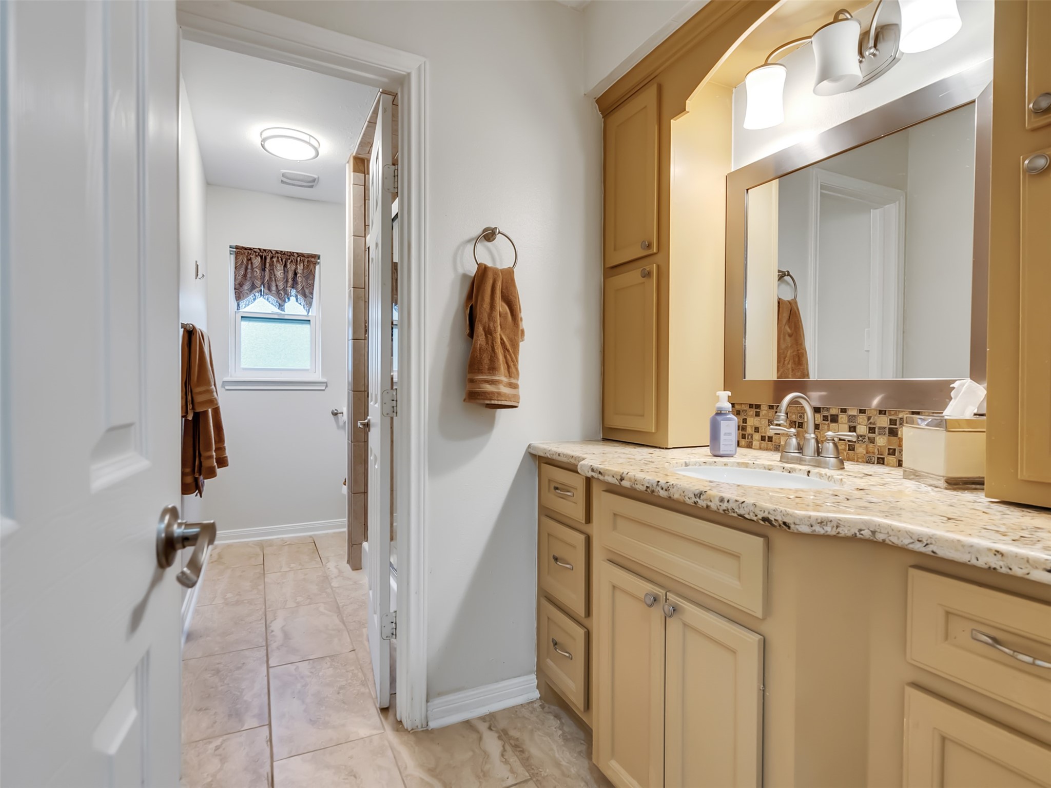 Secondary bathroom on the first floor.