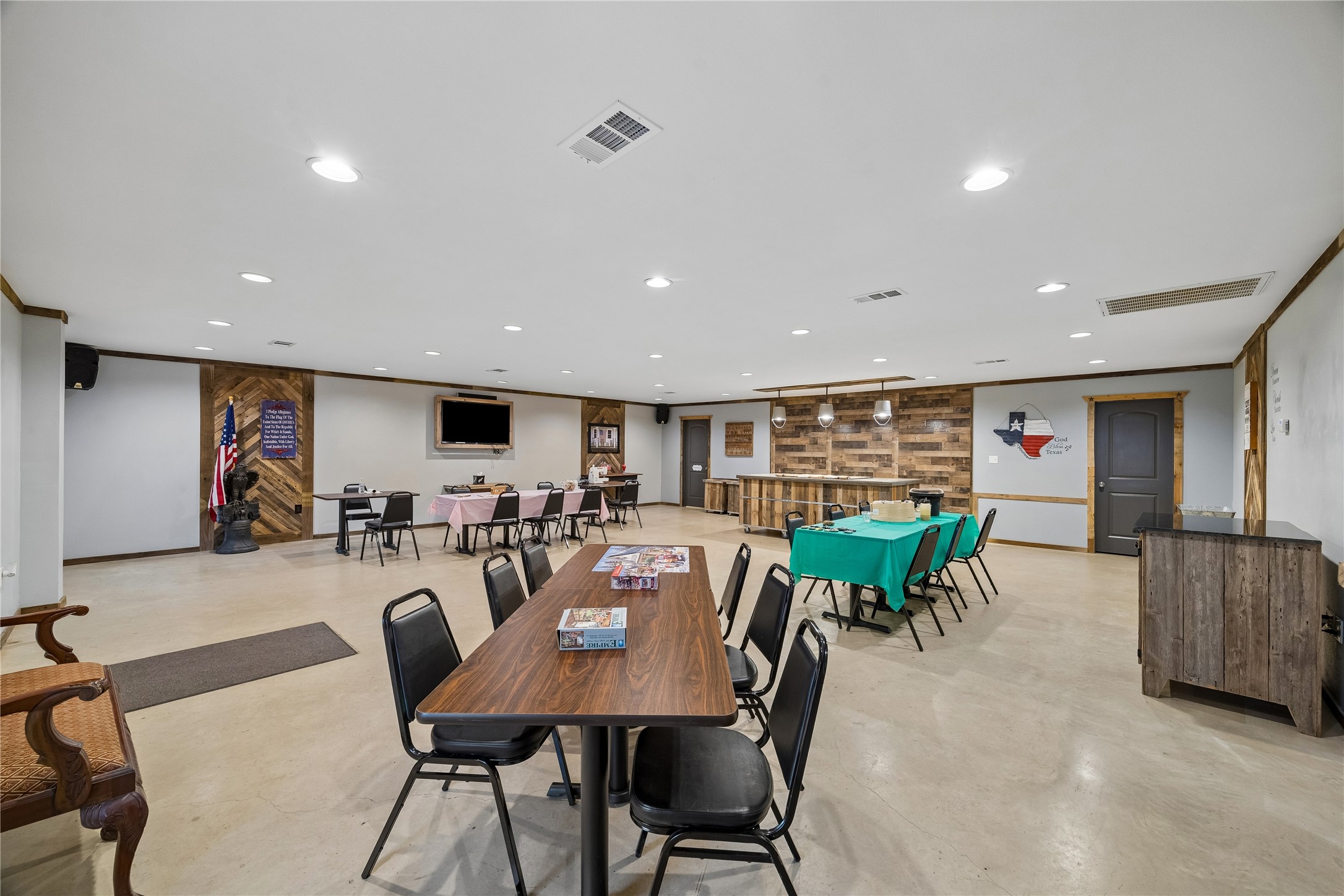 This versatile grand room serves as a blank canvas, perfectly suited for an array of lifestyle use. Game Room & Arcade, Home Theater / Media Room, Dance Floor & Disco, Private Bar & Lounge, Man Cave or She Shed, Home Gym & Fitness Studio, Yoga & Pilates Sanctuary, Martial Arts / Boxing Gym, Golf Simulator Studio,Art Studio & Gallery, Music Recording Studio, Content Creation / Podcast Studio, Photography / Videography Studio, Collectors Showroom, Home Office Compound, Event & Workshop Space, Showroom for a