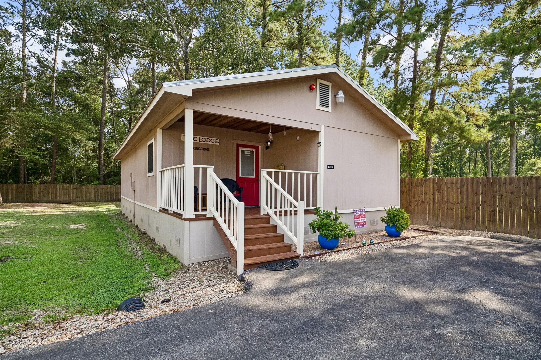 Features 2 bedrooms, kitchen, living room & full bathroom Features 2 bedrooms, kitchen, living room & full bathroom