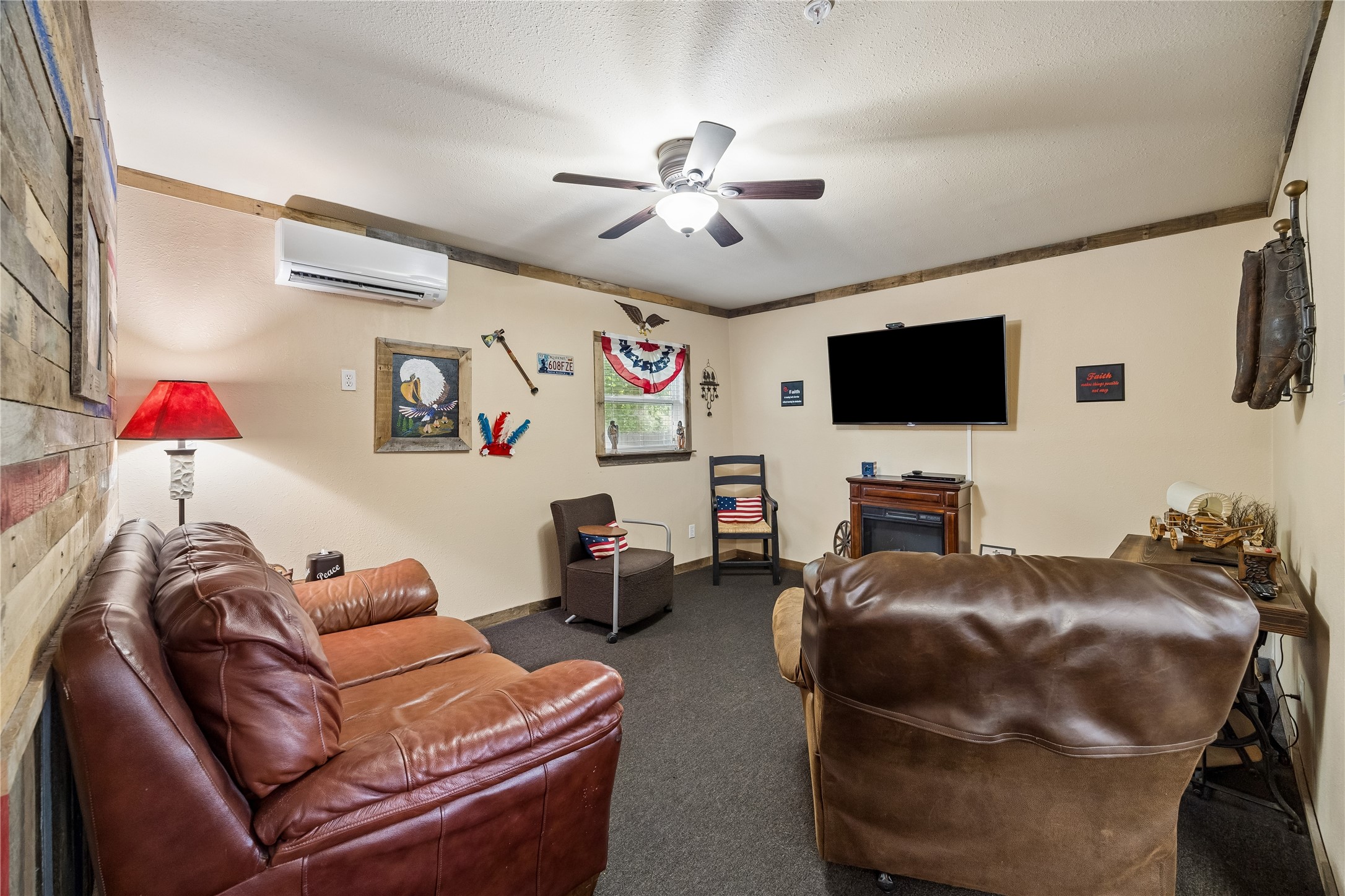"Americana home" Living Room w\ electric fireplace