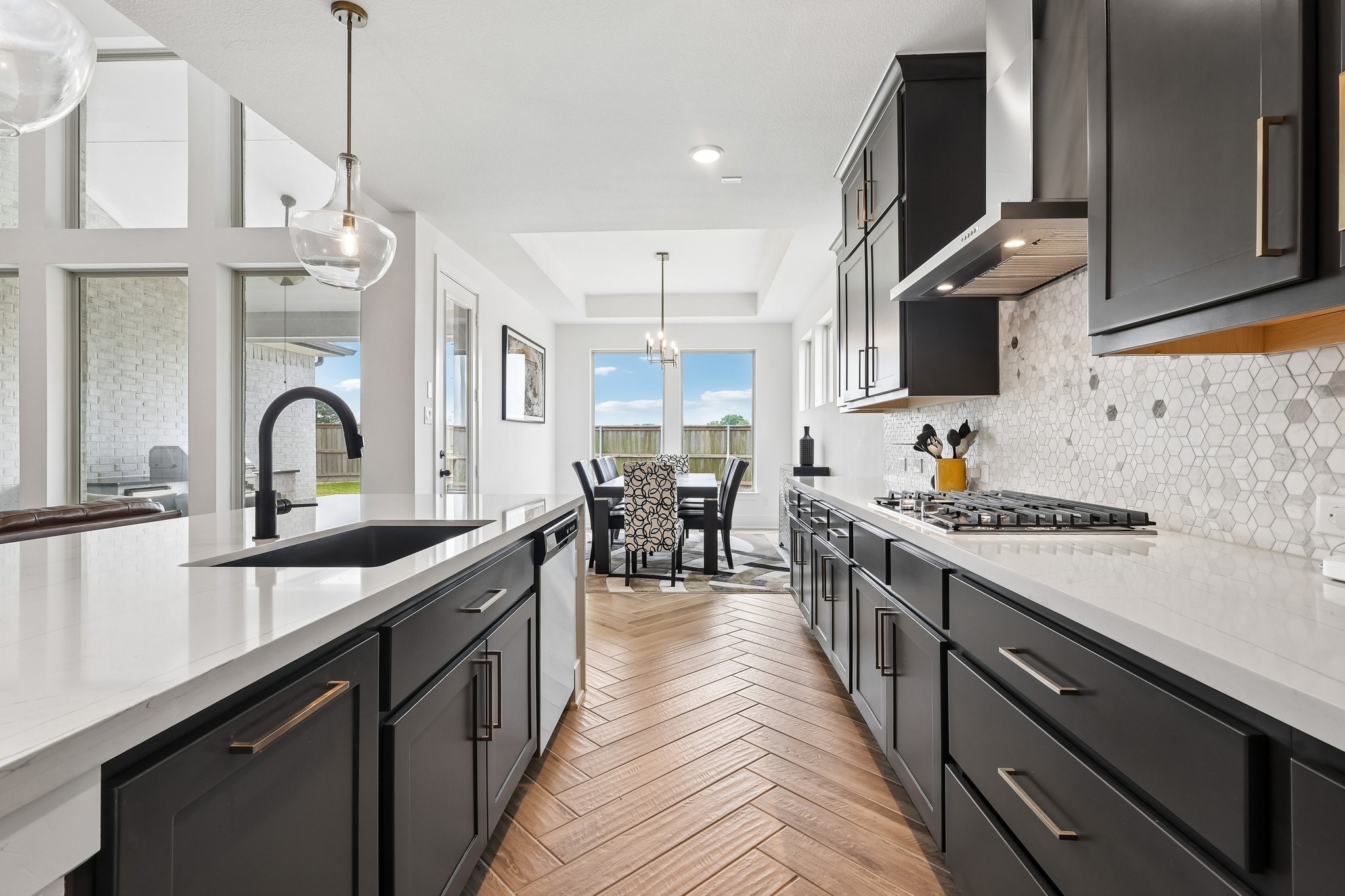 Gas cook top and soft closing cabinets