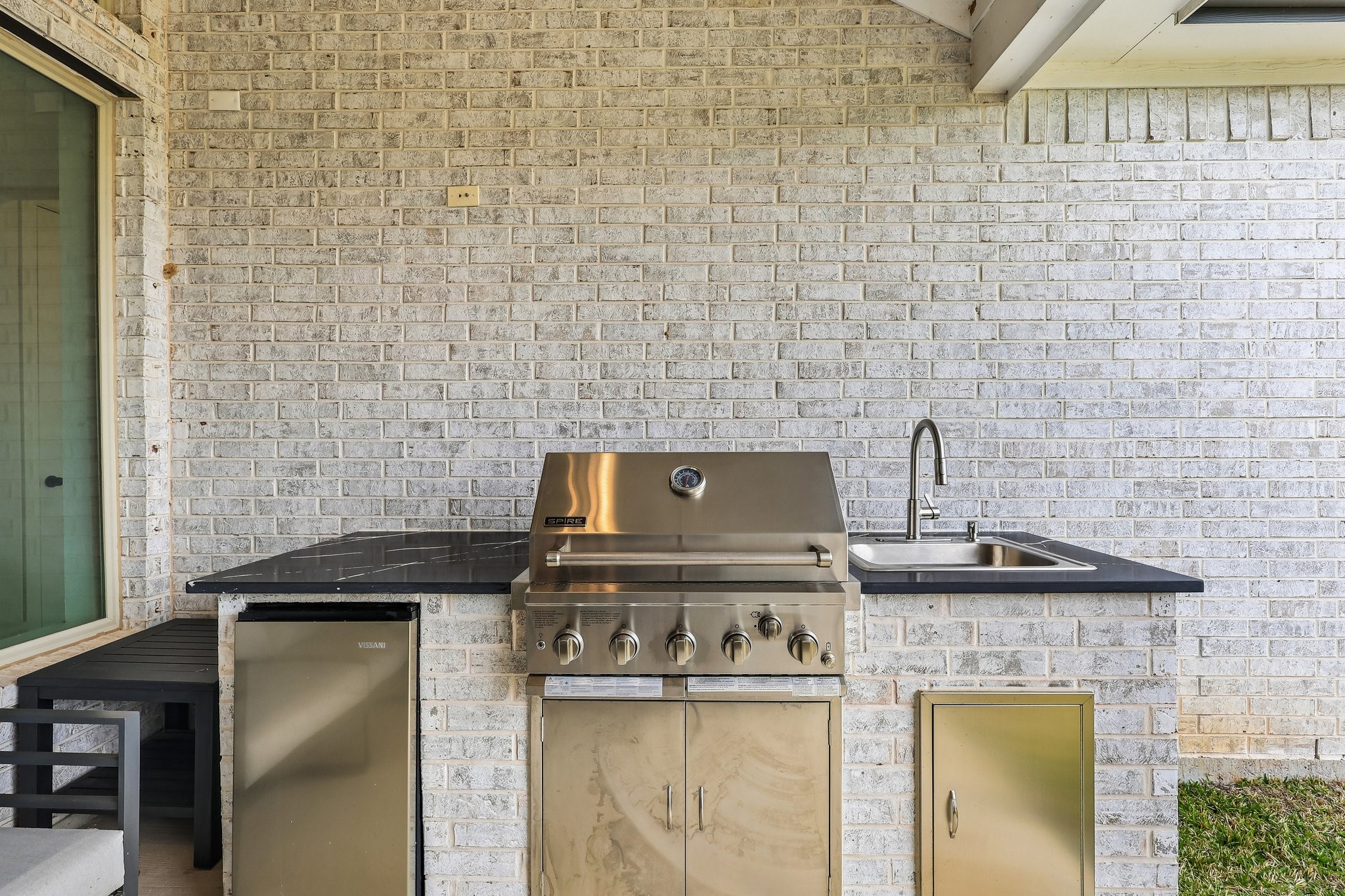 Outdoor kitchen remain covered when not in use