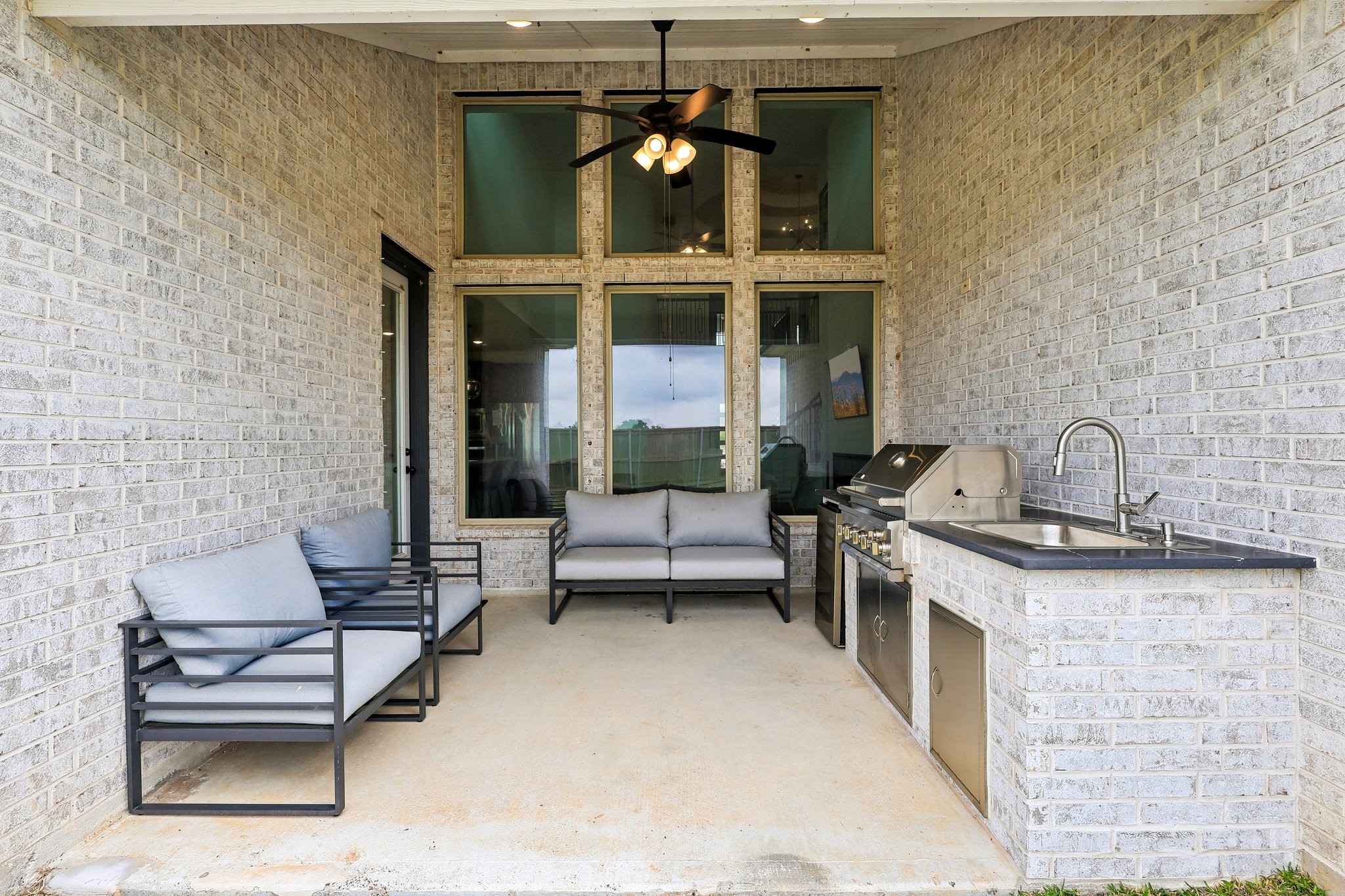 Covered patio featuring an outdoor kitchen