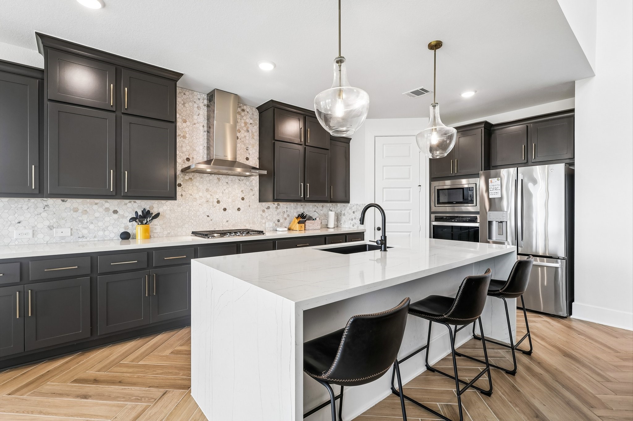 Quartz island and breakfast bar, farm house sink and gold accents