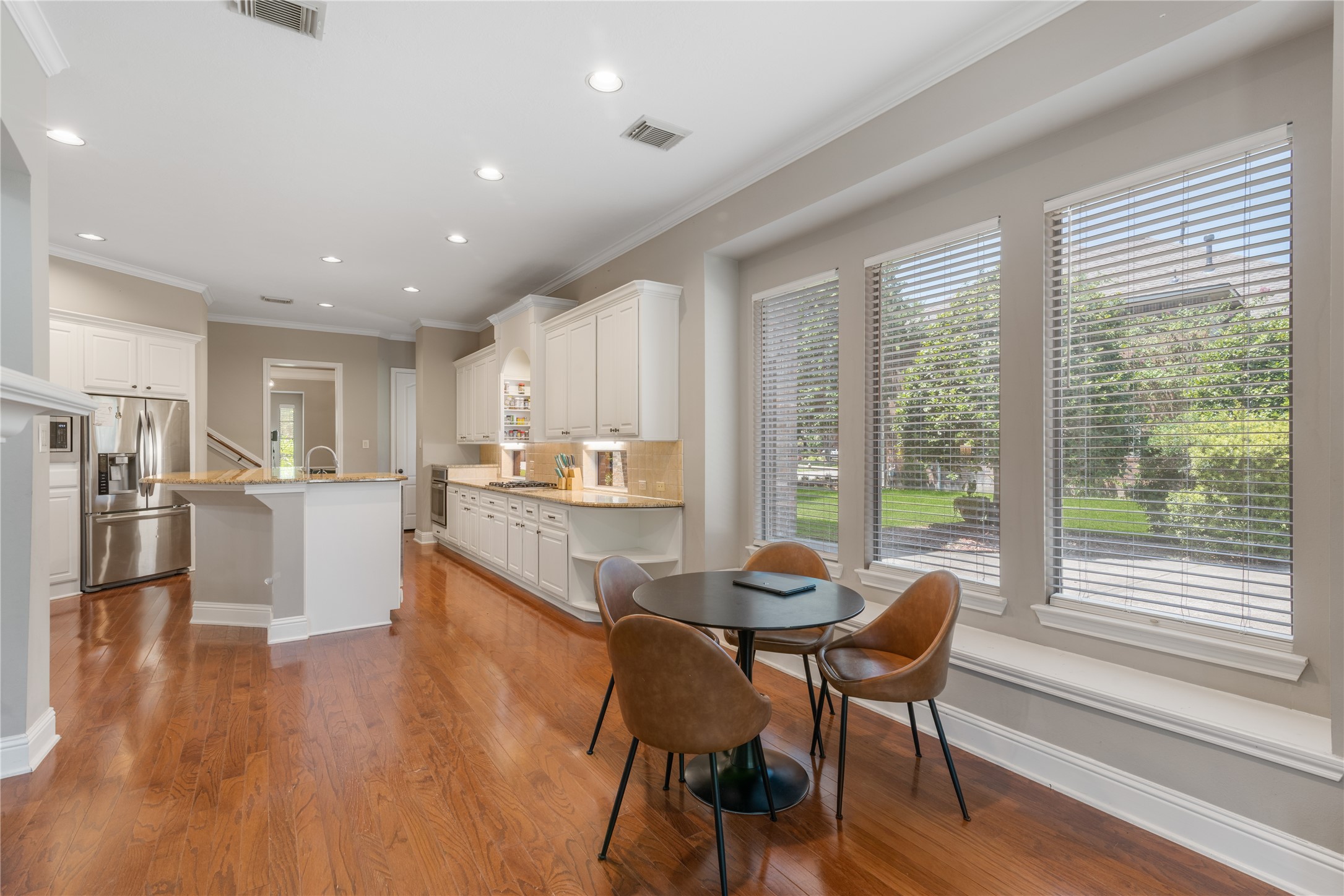 Open kitchen and a breakfast room with large windows for a bright and welcoming space.