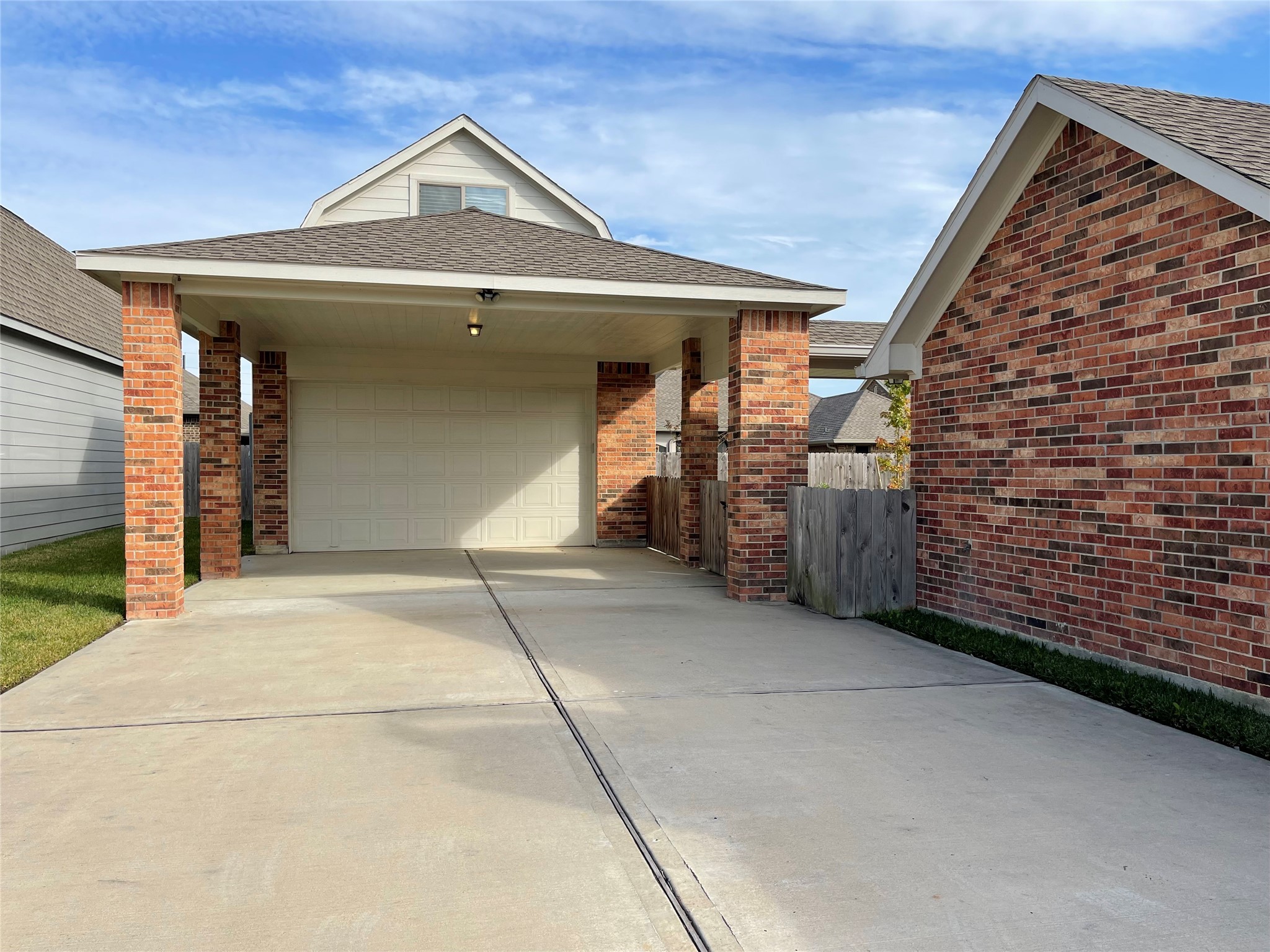 Covered 2 car garage with Porte-Cochere