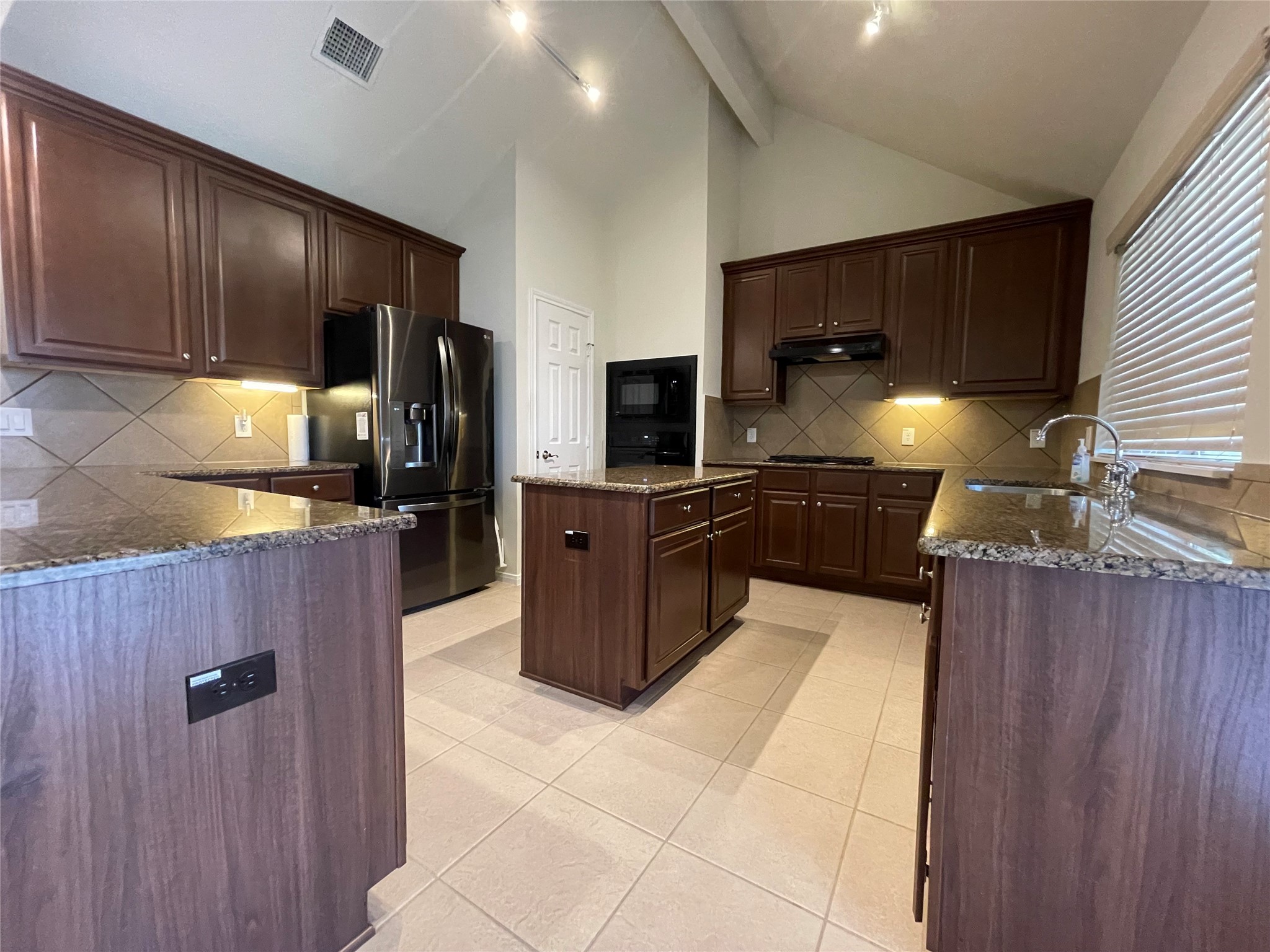 Spacious Kitchen with island and Breakfast bar