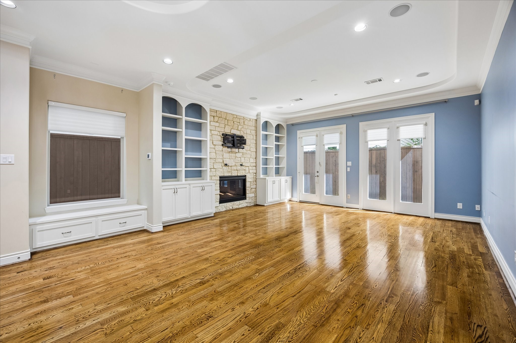 Spacious family room Spacious family room