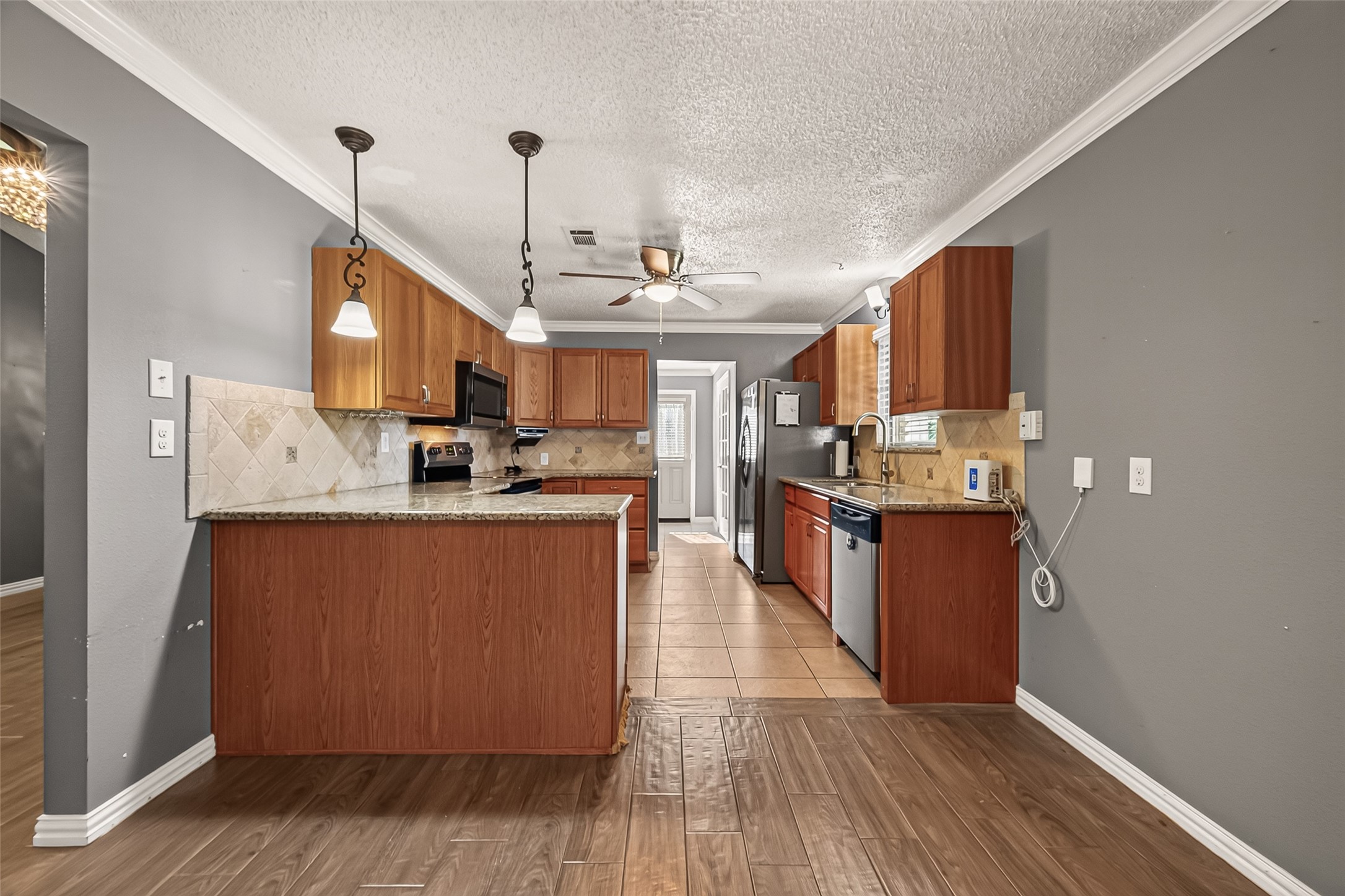 Designed for both everyday living and entertaining, this kitchen offers generous counter space, ample cabinet storage, granite countertops, and a convenient breakfast bar. Designed for both everyday living and entertaining, this kitchen offers generous counter space, ample cabinet storage, granite countertops, and a convenient breakfast bar.