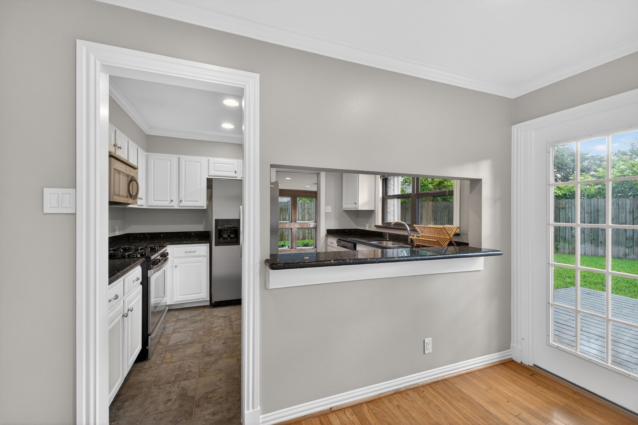 Kitchen - with bar countertop