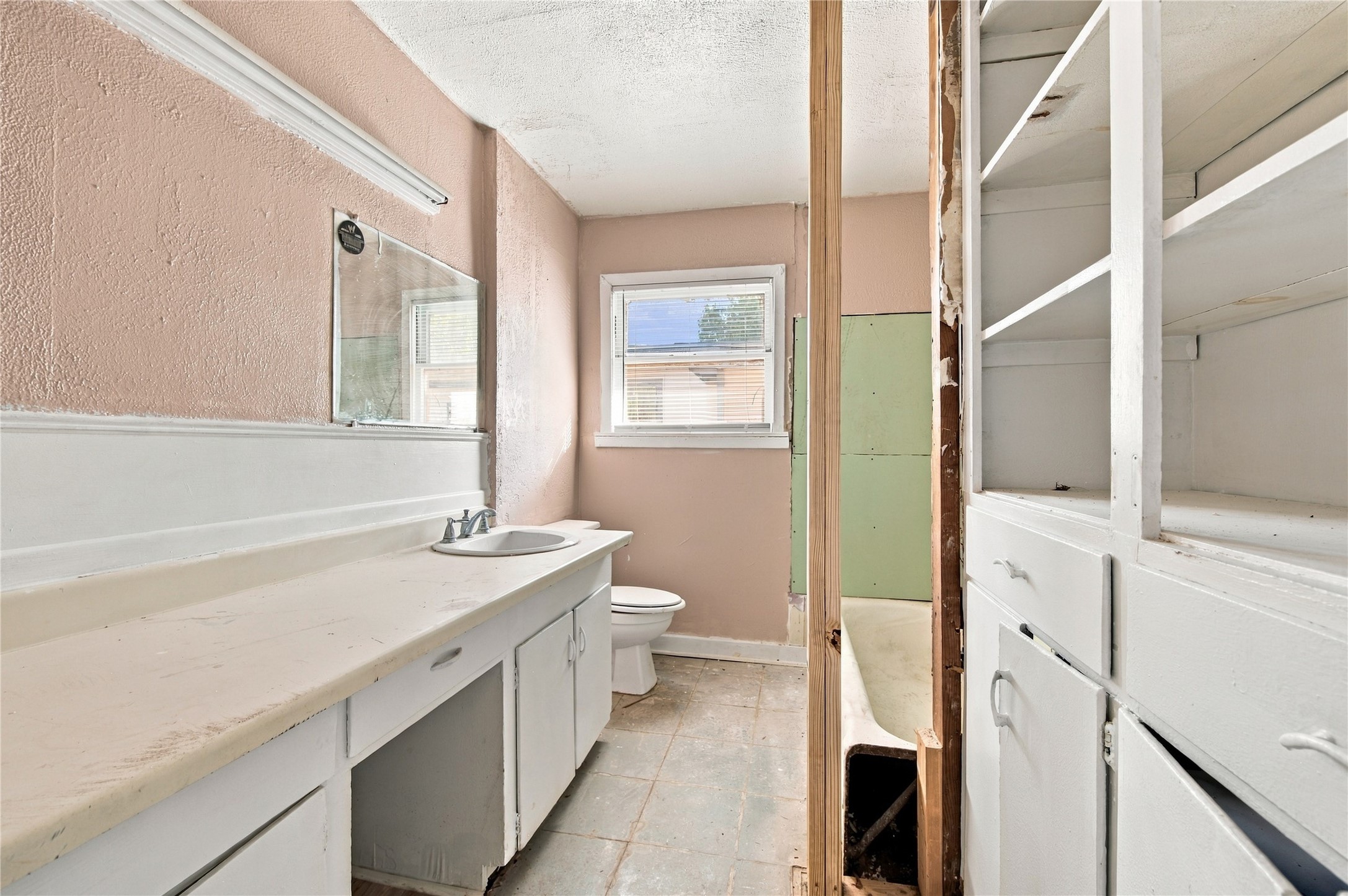 915 Main Street, La Marque, TX 77568