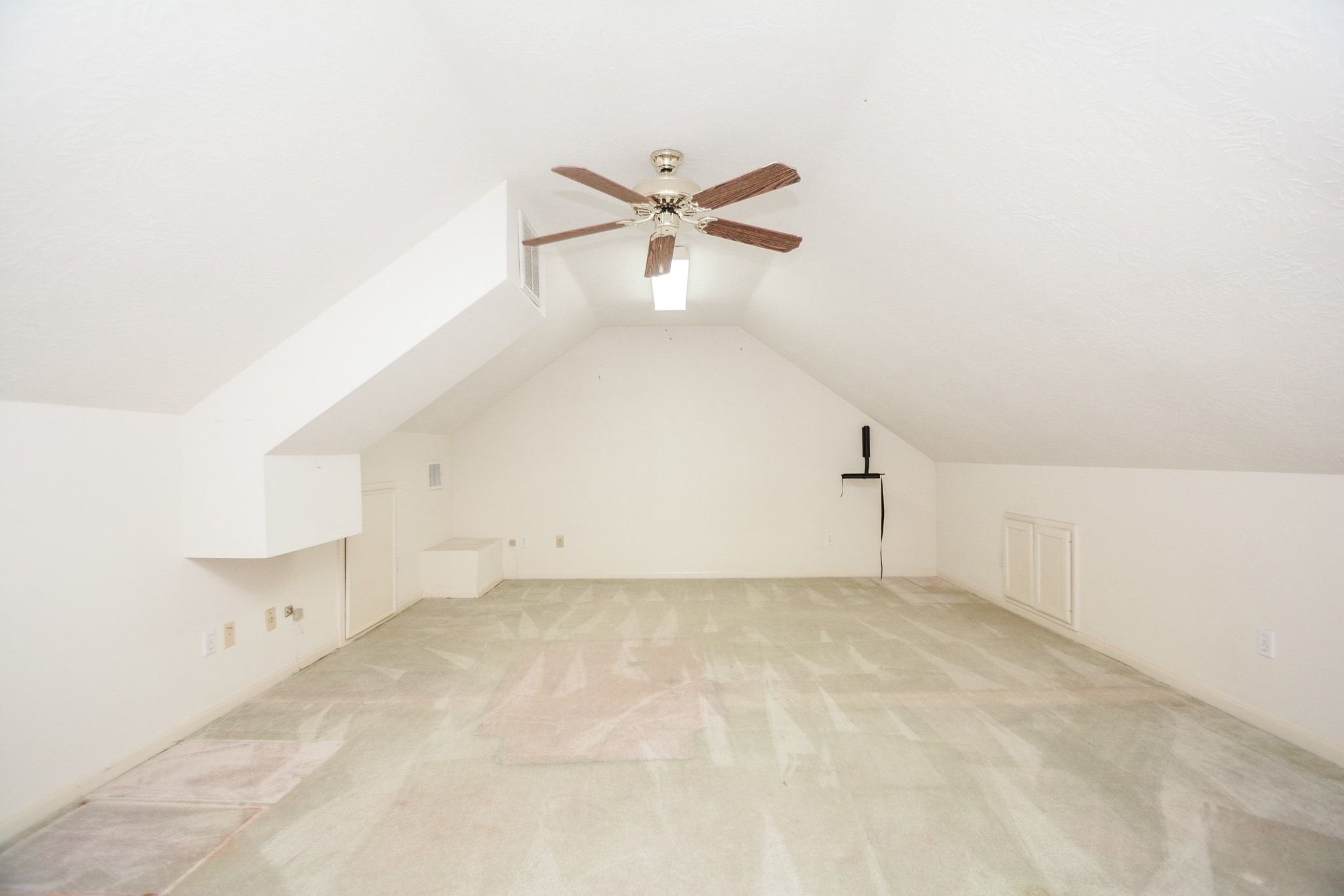 Huge game room or additional bedroom over the garage