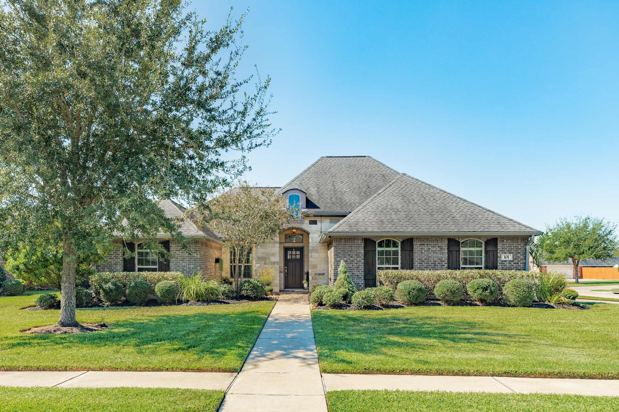 101 Rock Rose Lane, Lake Jackson, TX 77566