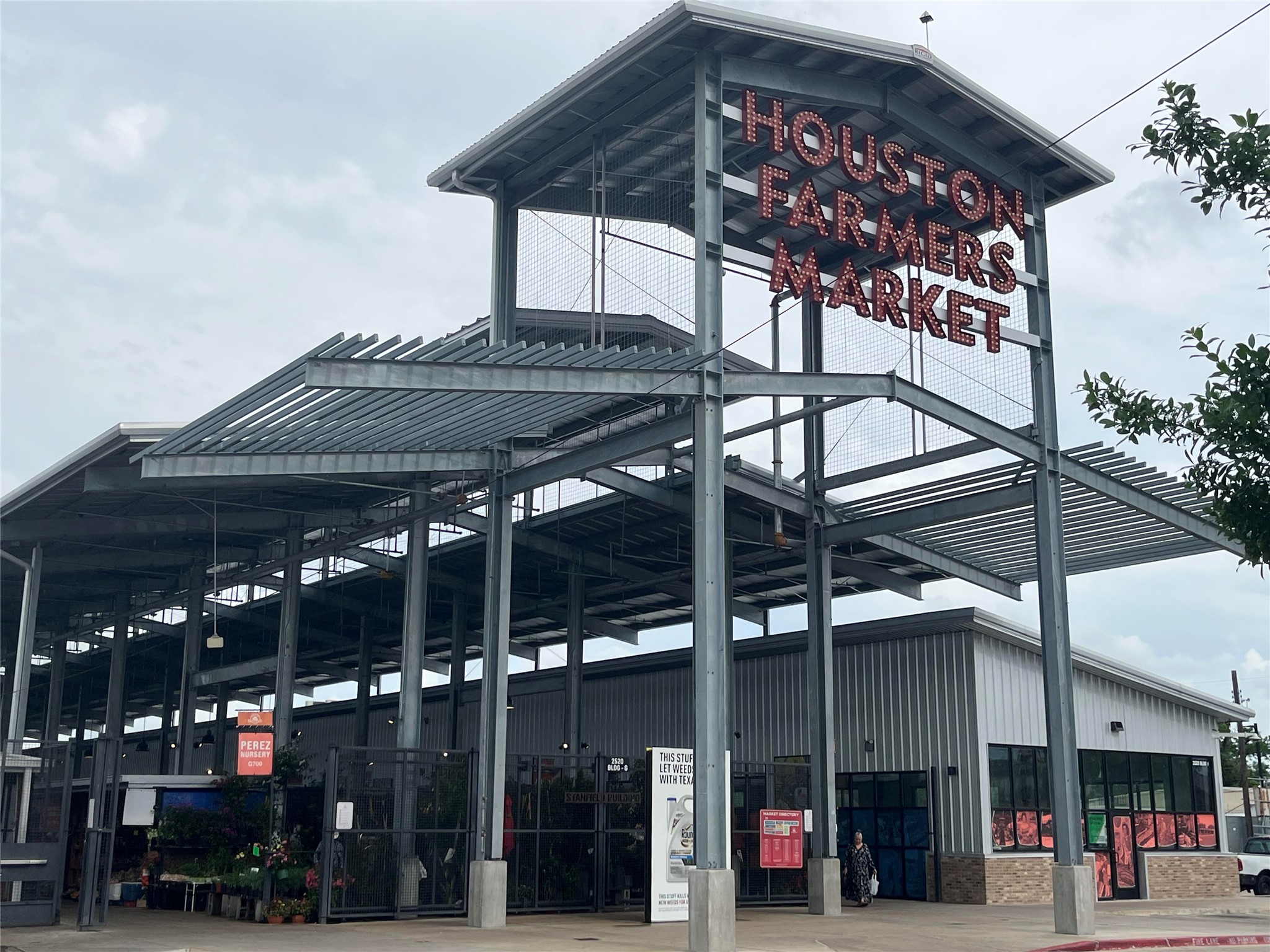 Spend your Saturday afternoon at the renovated Houston Farmers Market, the stroll across the street to El Bolillo Bakery and Houston Dairymaids.