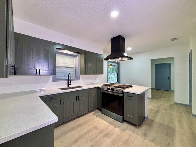 Kitchen and breakfast nook