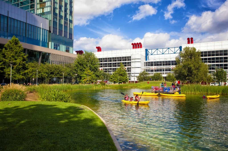 Minutes away from the premier park in Houston, Discovery Green with shops restaurants, sports and entertainment to walk around to.
