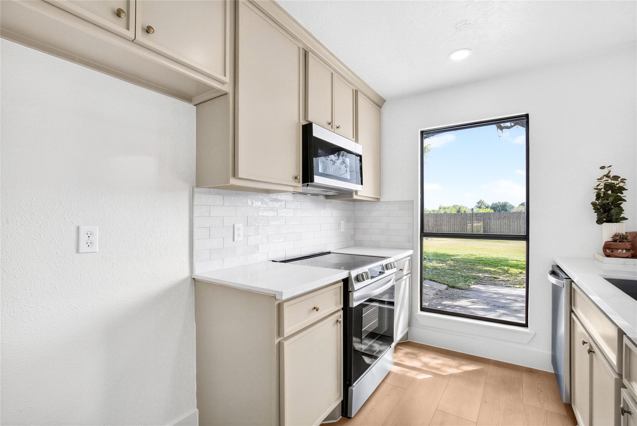 2501 Ironclad Drive, League City, TX 77573
