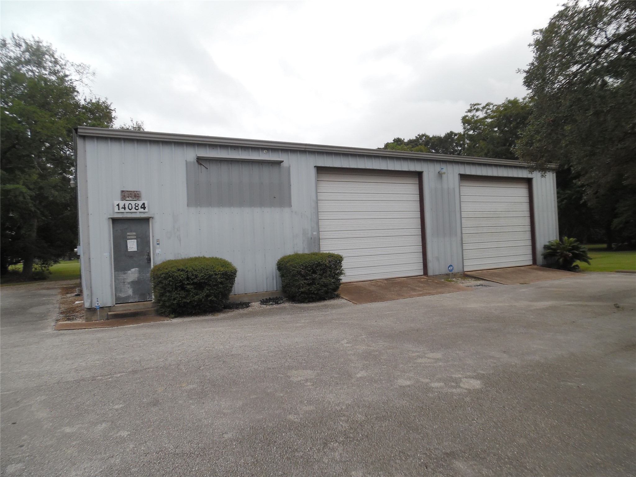 2 bay doors in Front 2 bay doors in Front