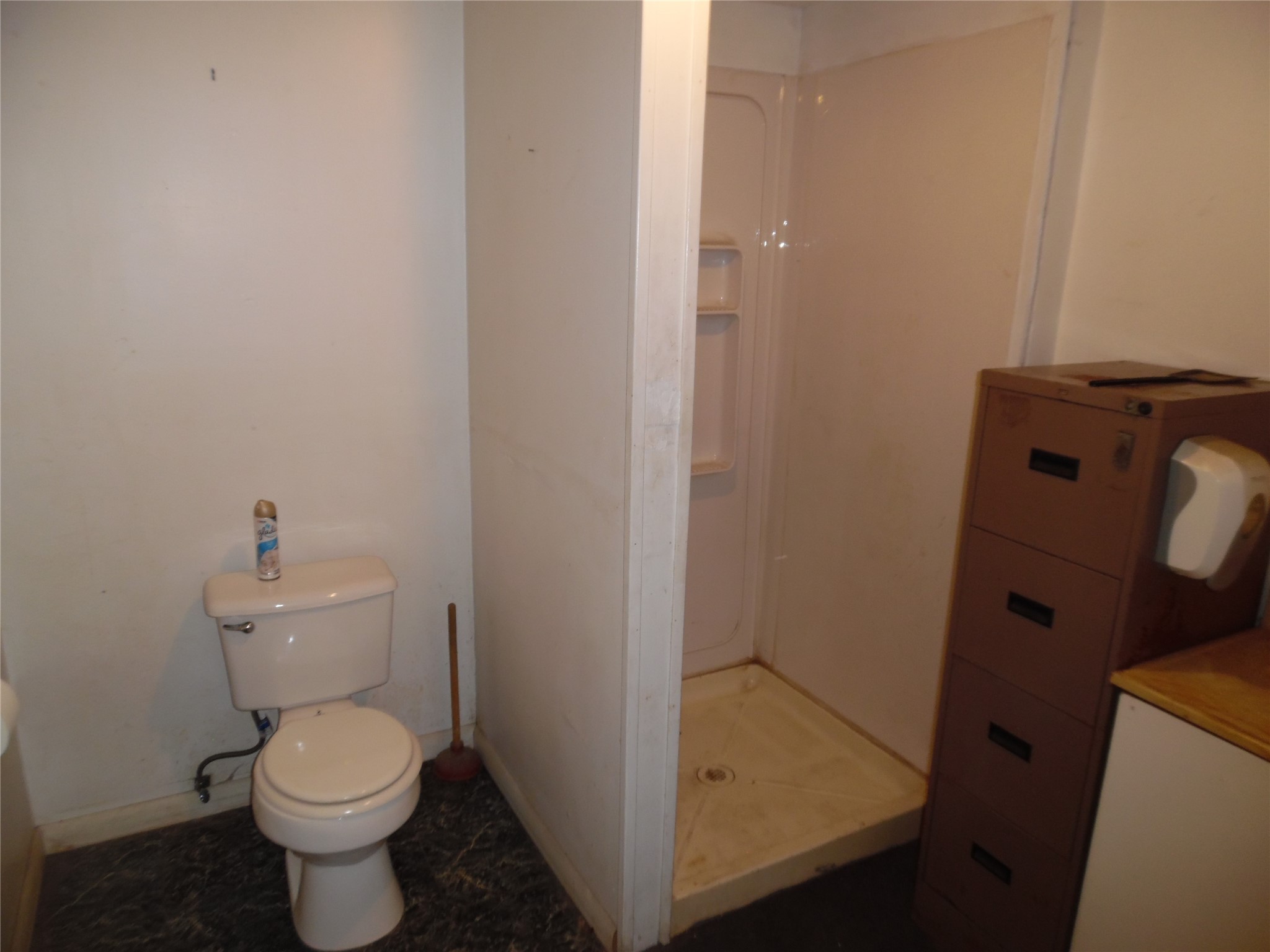 Full Bath off of Reception Area. Full Bath off of Reception Area.