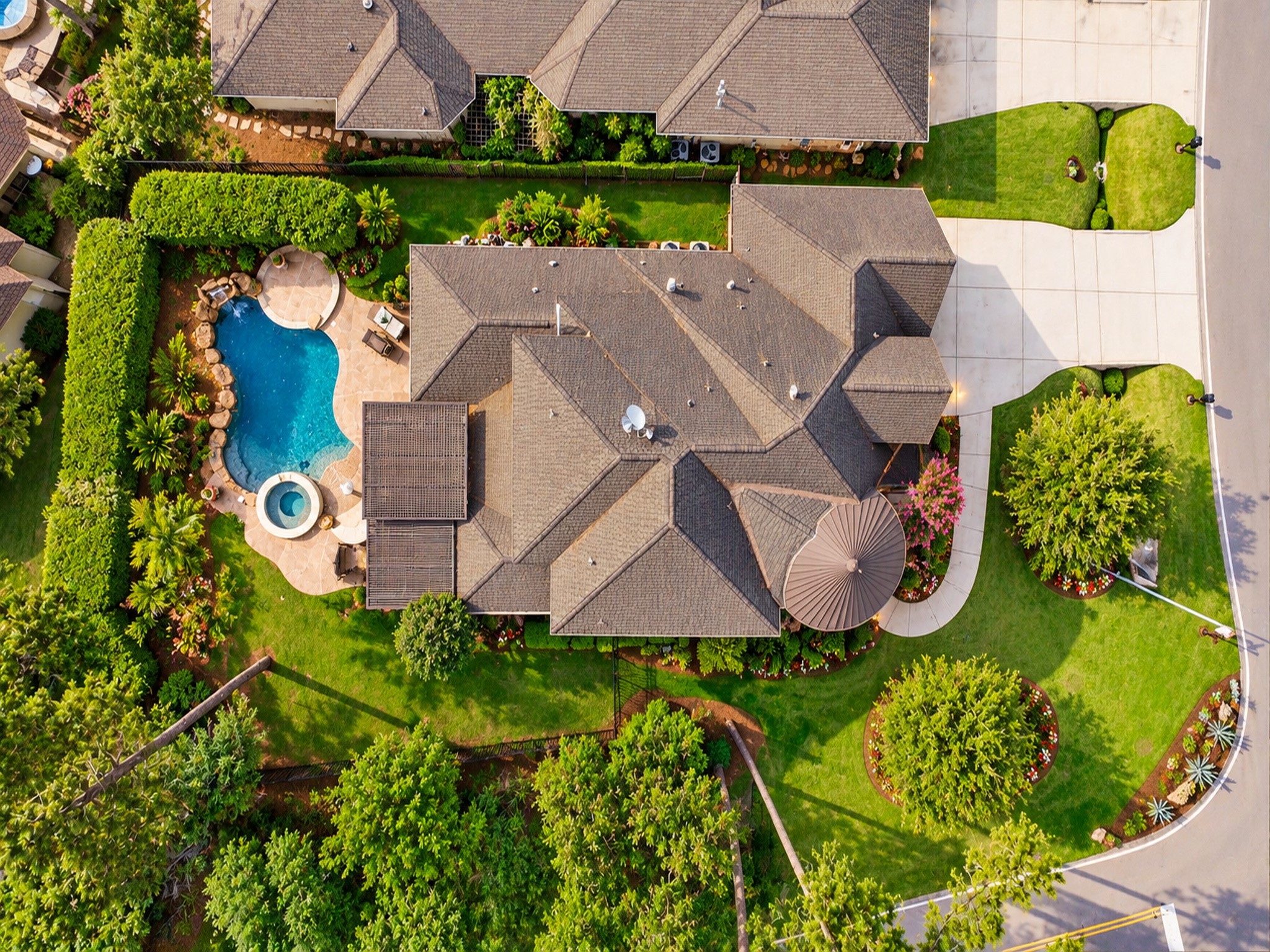 This 3 bedroom home (w/ bonus room) has a pool & spa on a huge corner lot