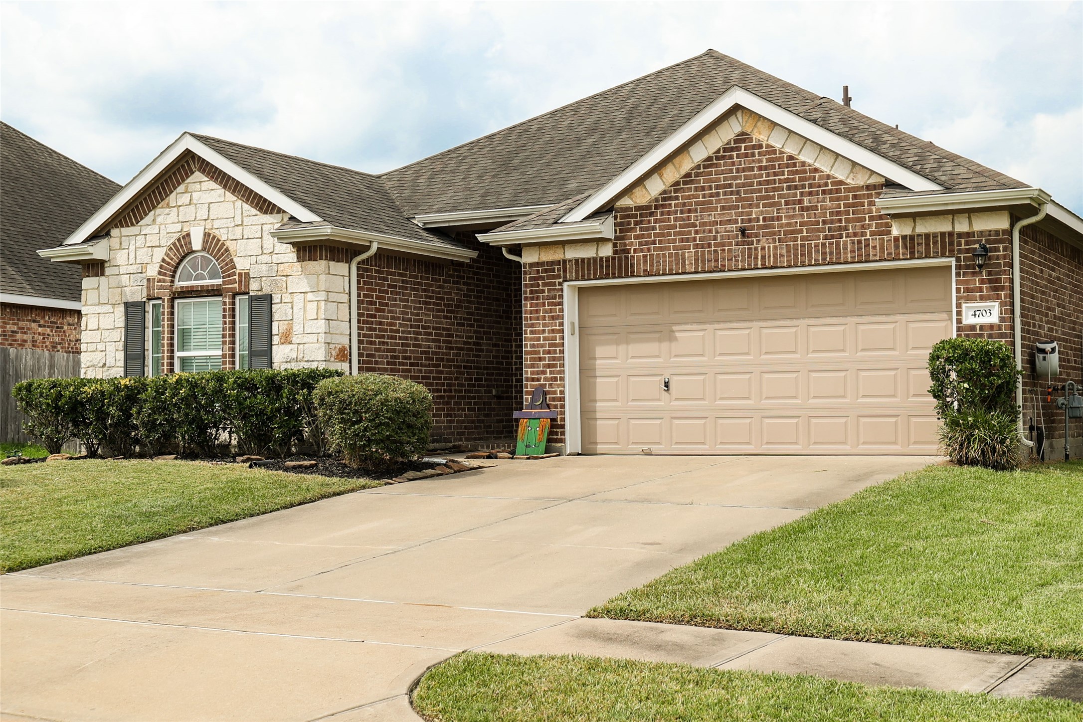 4703 N Bella Court, Alvin, TX 77511