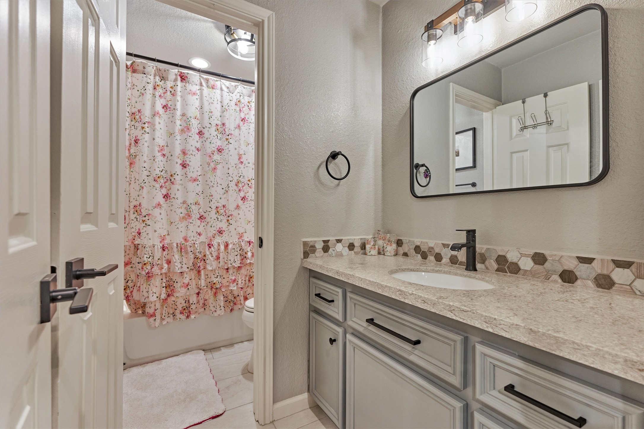 Secondary bathroom with tub