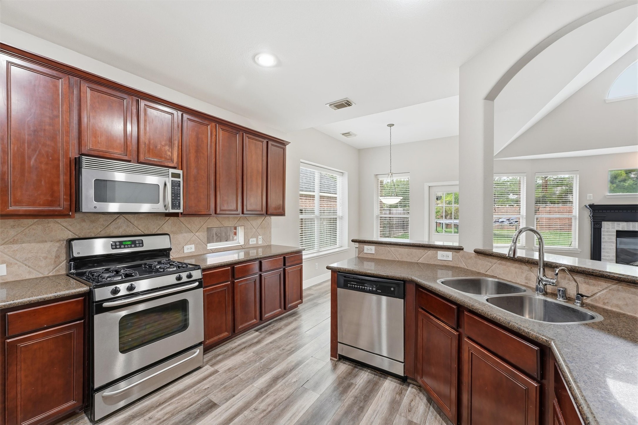10510 Landsdowne Pointe Drive, Spring, TX 77379