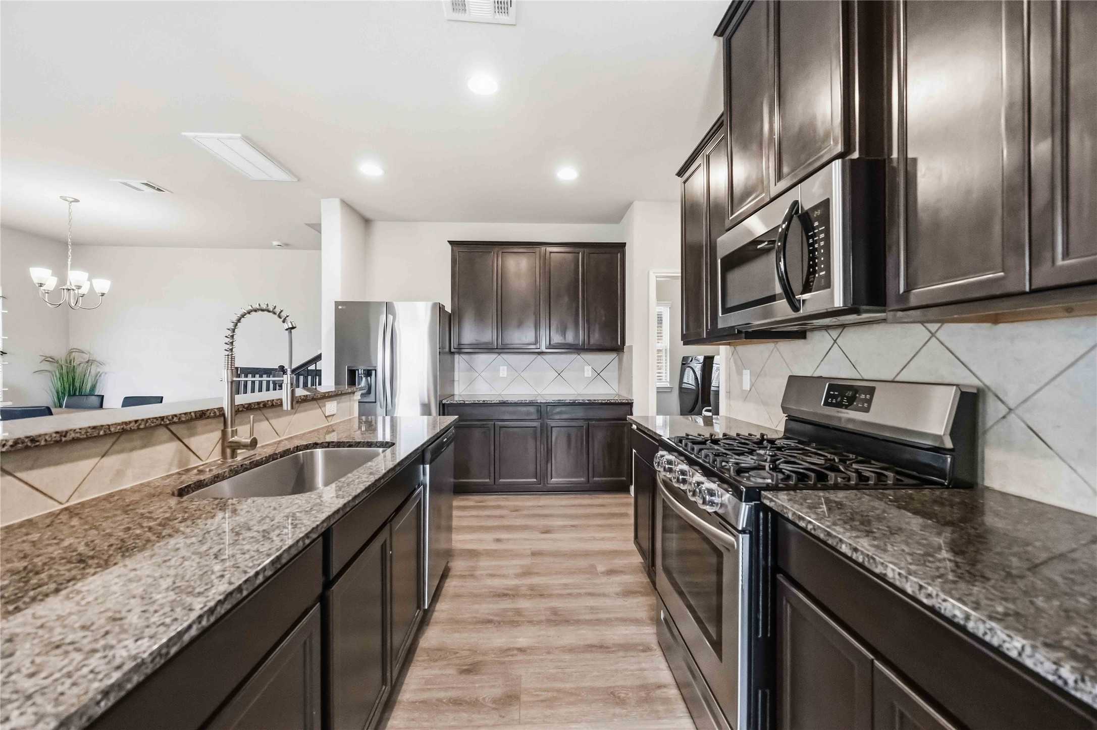 Kitchen w/granite countertops