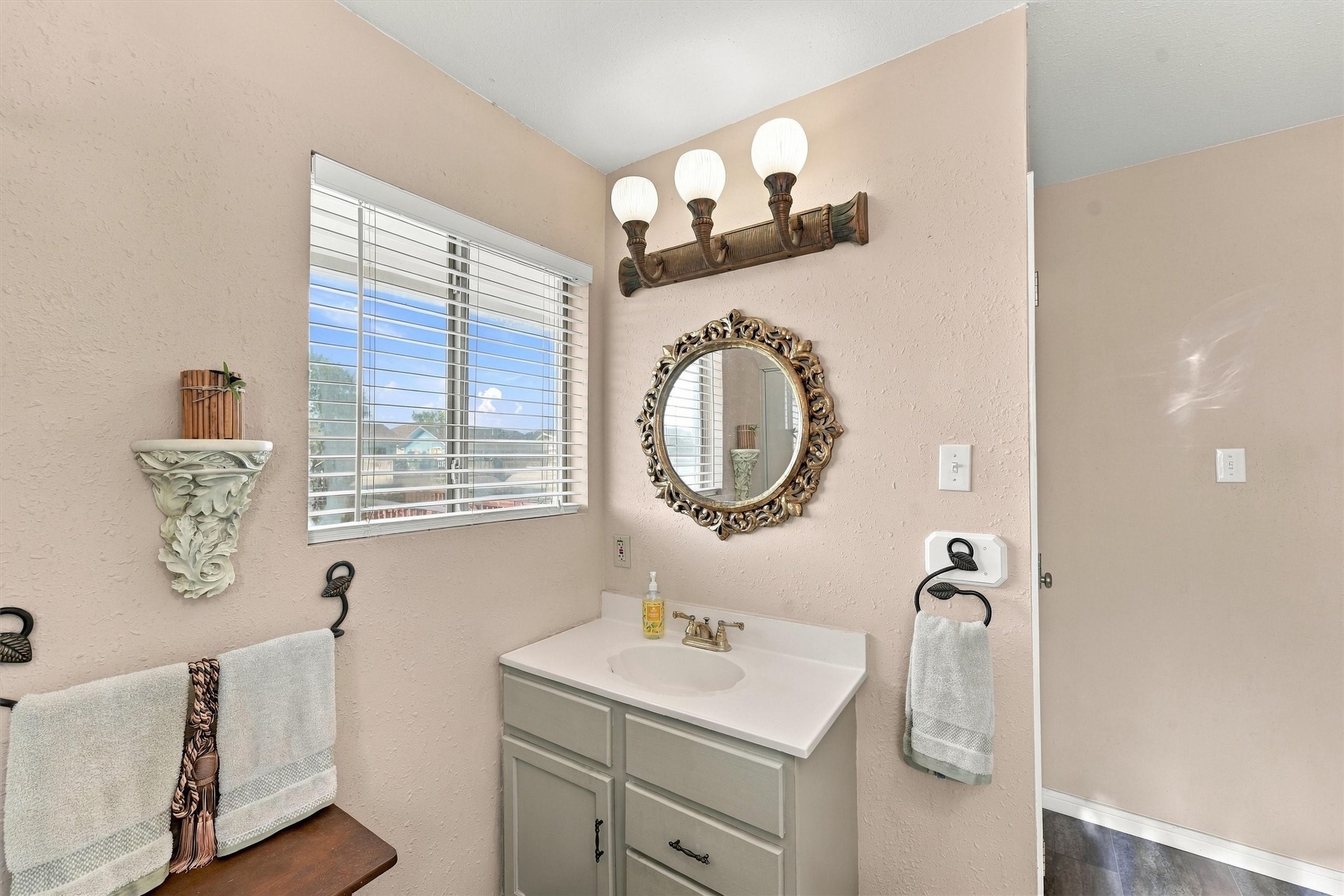 1031 Redfish Street, Bayou Vista, TX 77563
