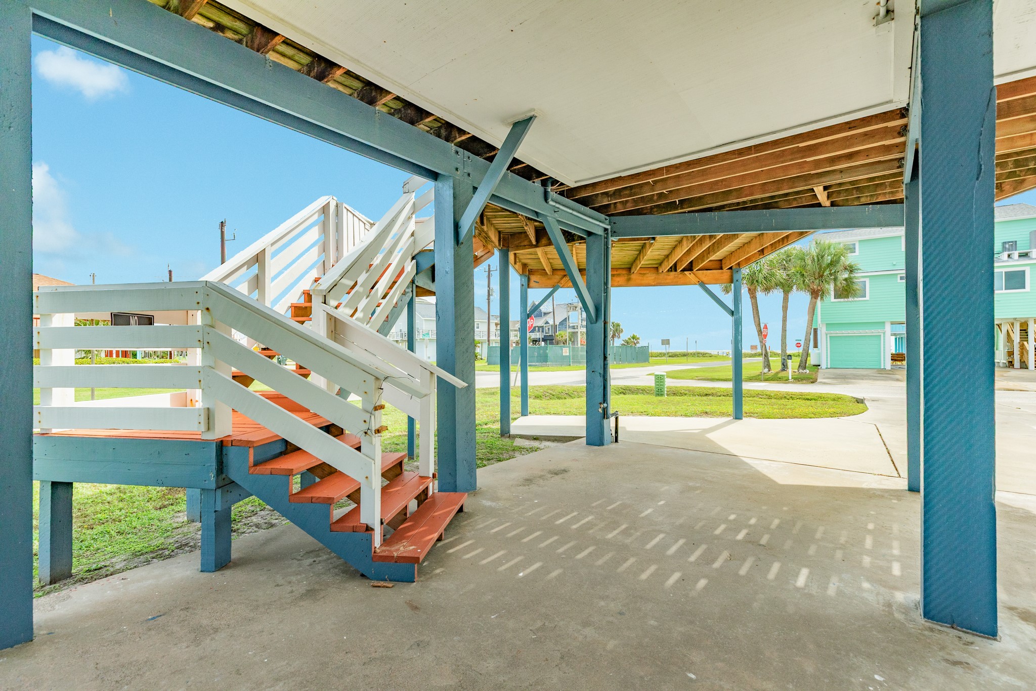 12524 W Ventura Drive, Galveston, TX 77554
