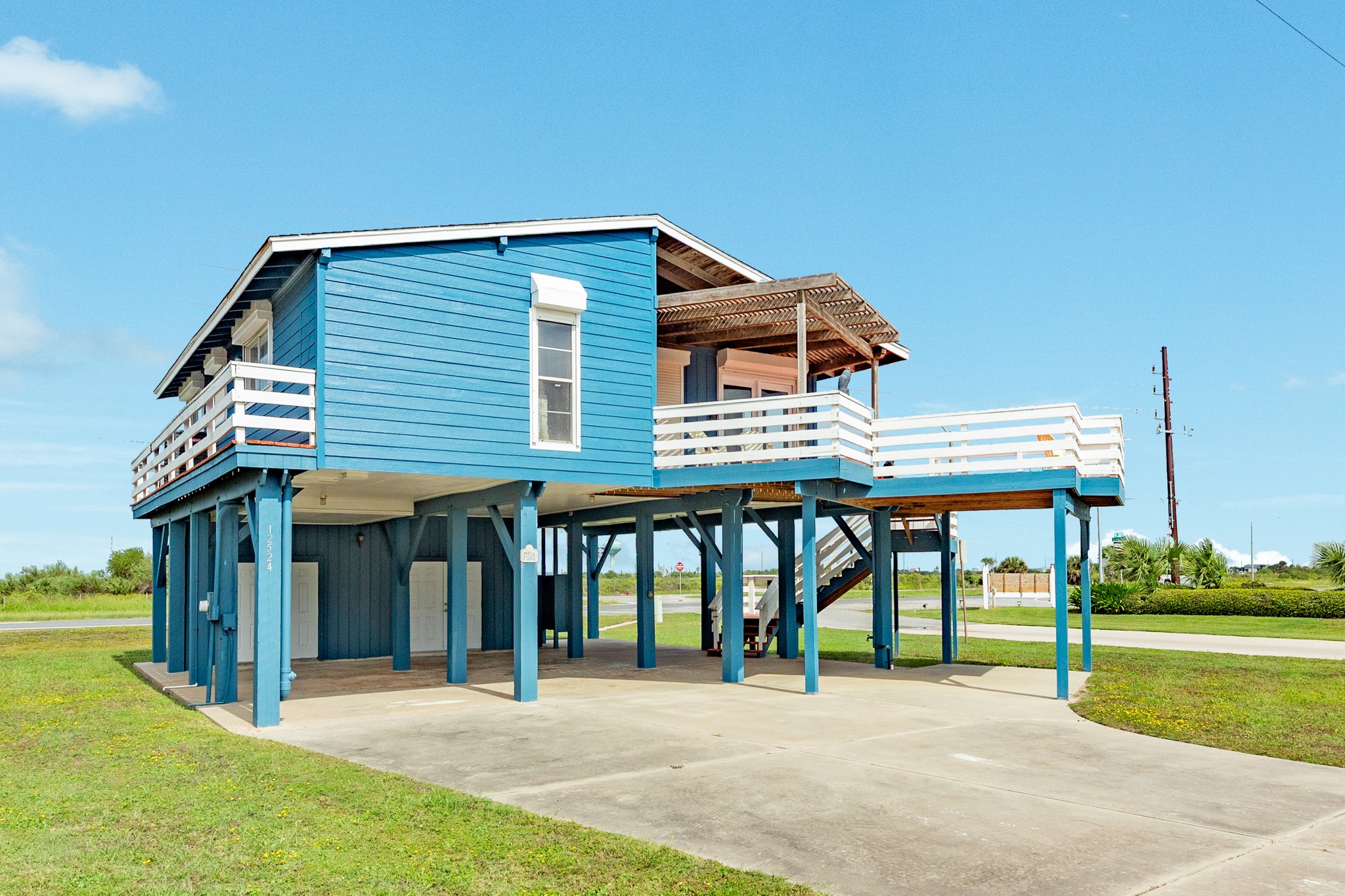 12524 W Ventura Drive, Galveston, TX 77554