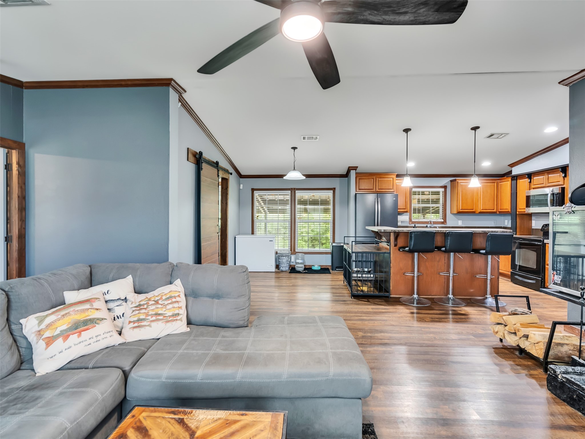 Livning room, dining area and kitchen with island/bar