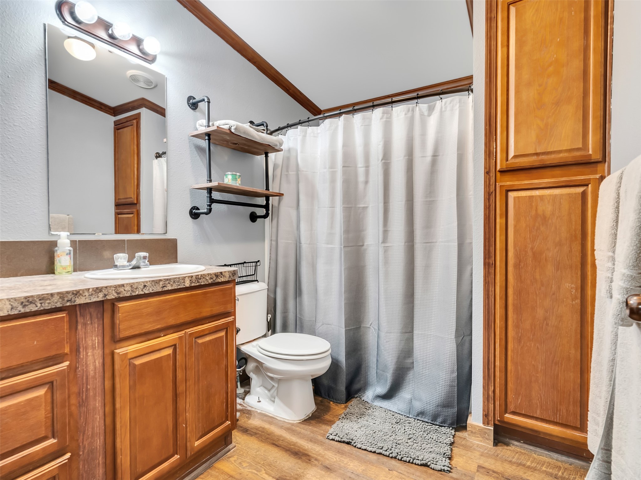2nd bathroom with tub/shower combo
