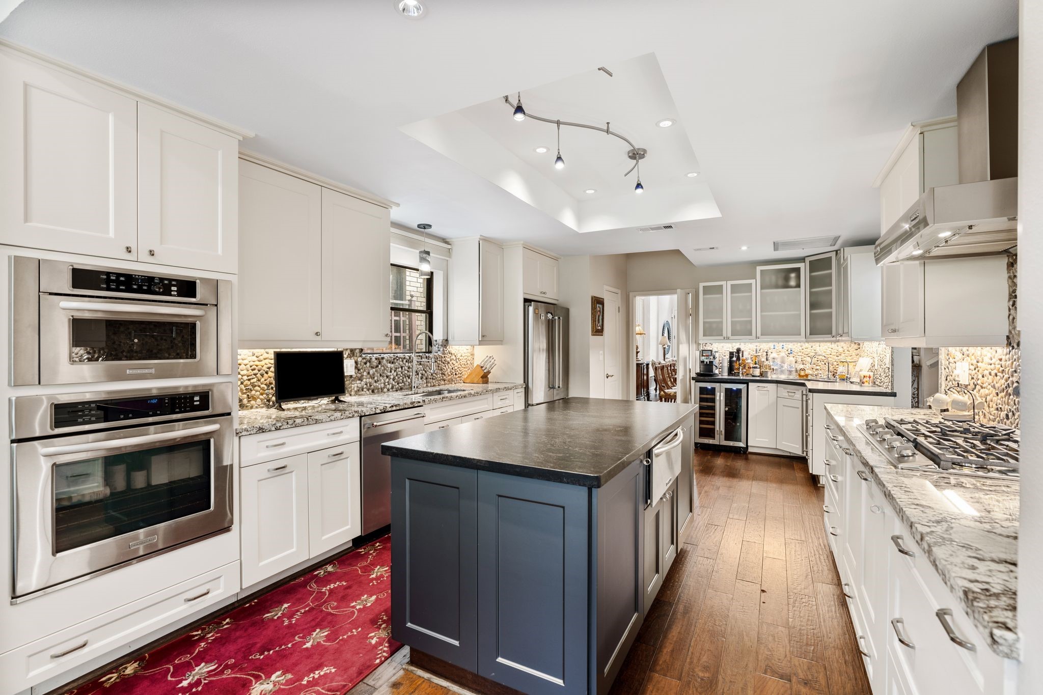 A built-in oven and microwave, generous work surfaces, undercabinet lighting and a beverage station make the kitchen well suited to cooking and entertaining.