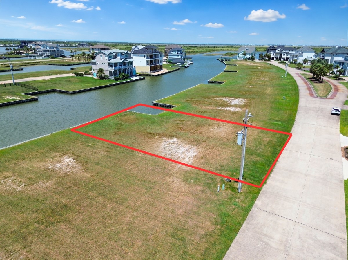 Red lines are approximate. Buyer to verify.