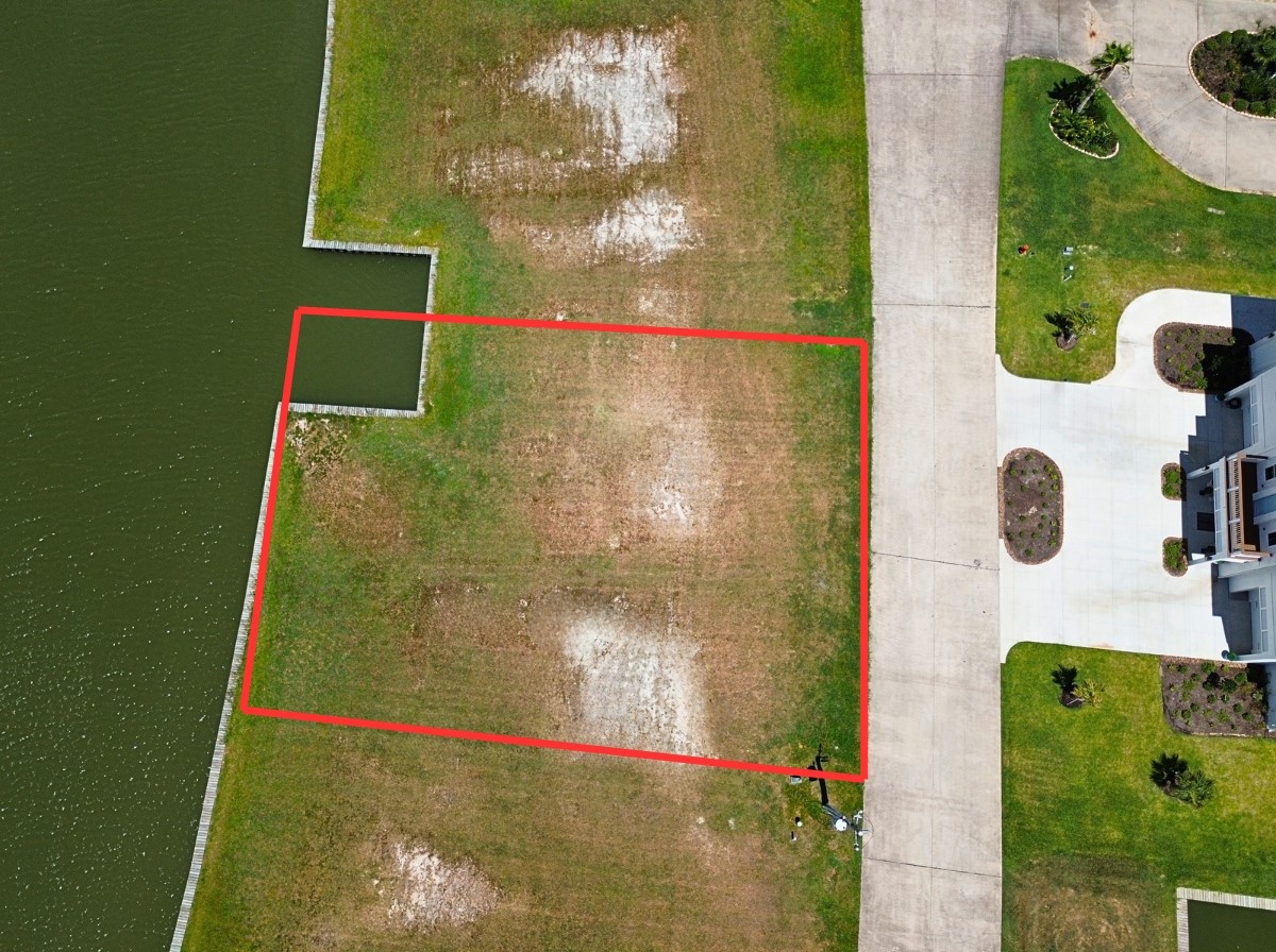 Red lines are approximate. Buyer to verify.