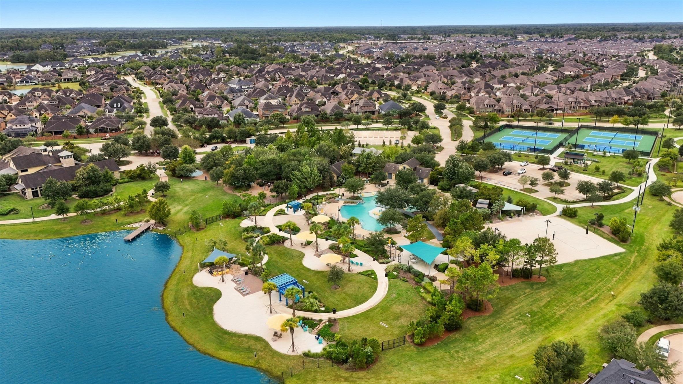Five established community pools, including Club Sienna Water Park, Sawmill Lake Club, Resort at Sienna Springs, Brushy Lake and Steep Bank. Enjoy waterslides, splash areas, beach-entry pools and lap swimming!